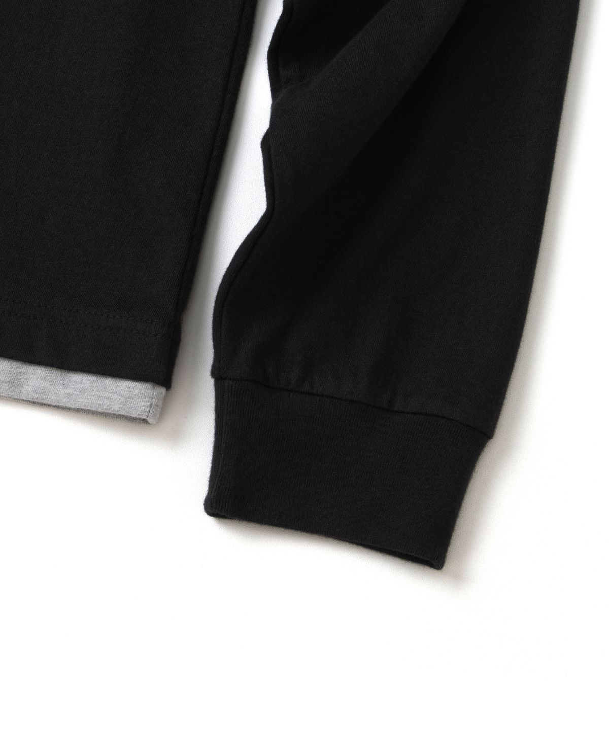 니티드(KNITTED) 레이어드 롱슬리브 자수 티셔츠 BLACK/GREY
