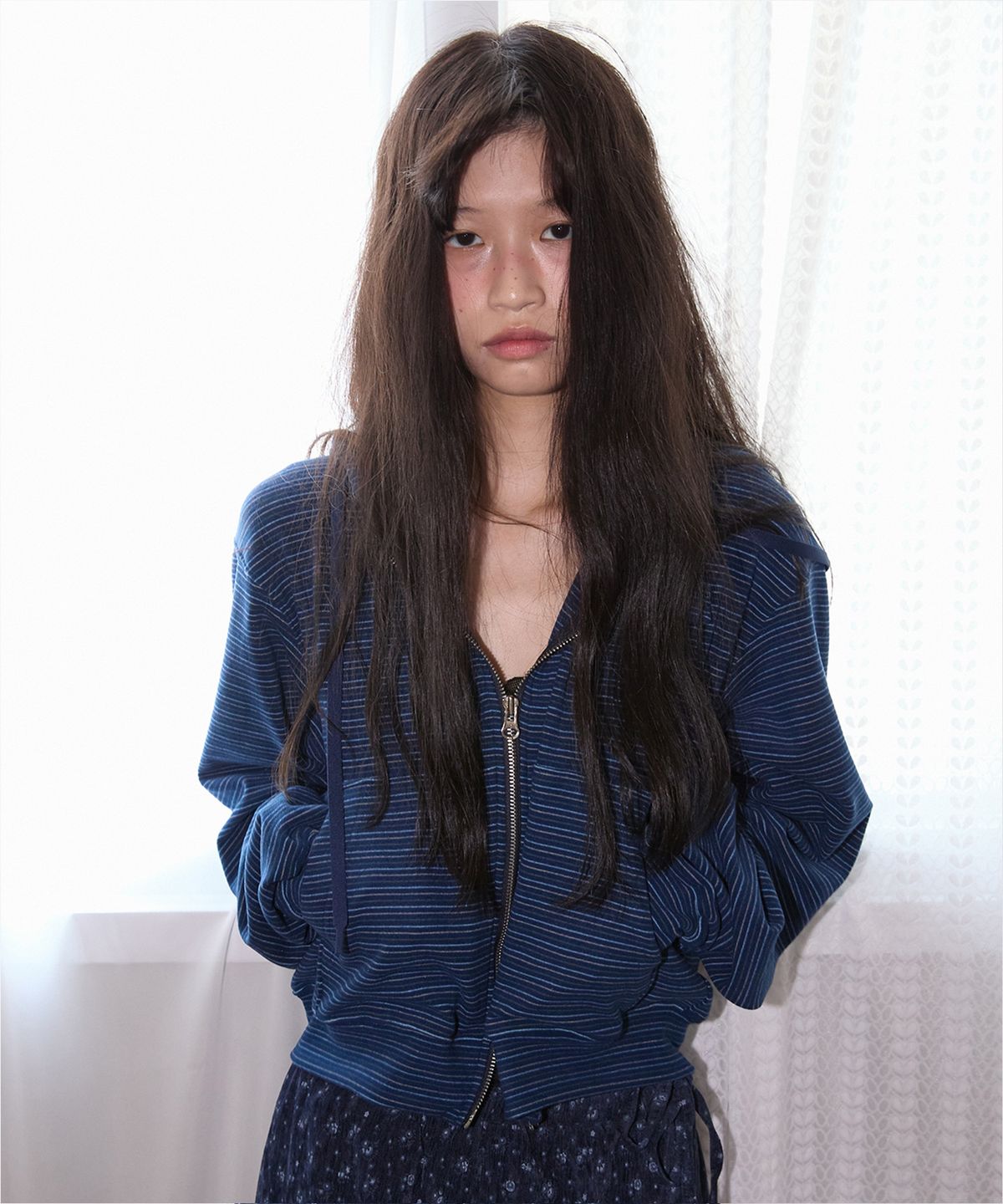 호쿠스포쿠스(HOKUSPOKUS) 더스티 스트라이프 후디짚업_네이비