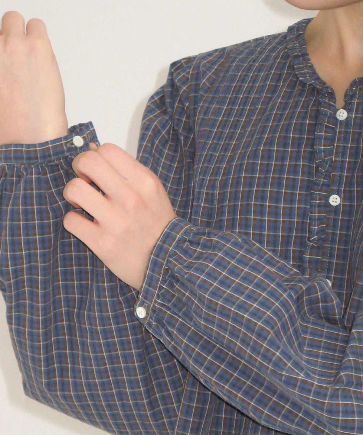 론론(RONRON) CHECK RUFFLE PINTUCK BLOUSE BLUE