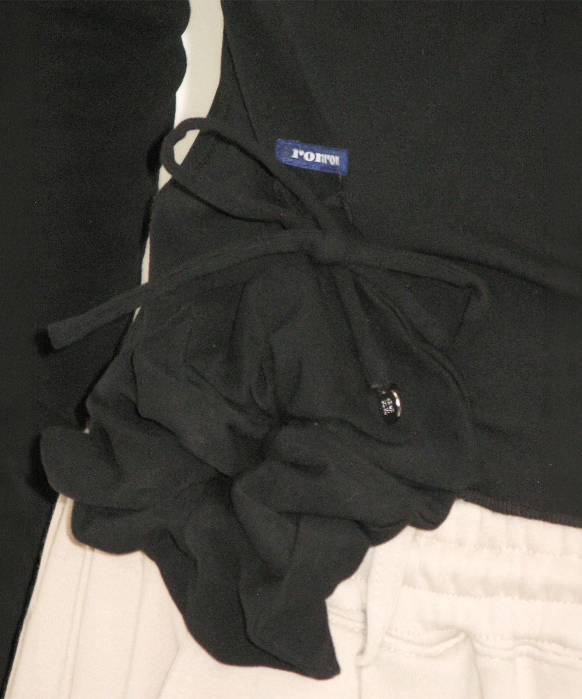 론론(RONRON) SCRUNCHIE SET LETTUCE SLIM LONG SLEEVE BLACK