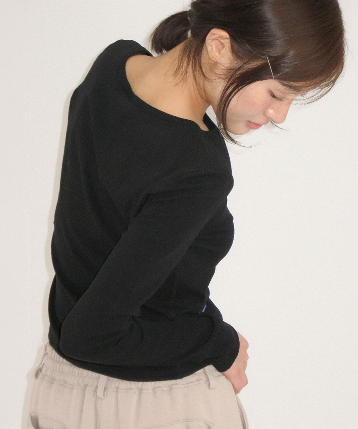 론론(RONRON) SCRUNCHIE SET LETTUCE SLIM LONG SLEEVE BLACK