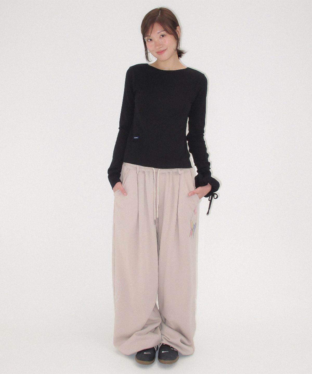 론론(RONRON) SCRUNCHIE SET LETTUCE SLIM LONG SLEEVE BLACK