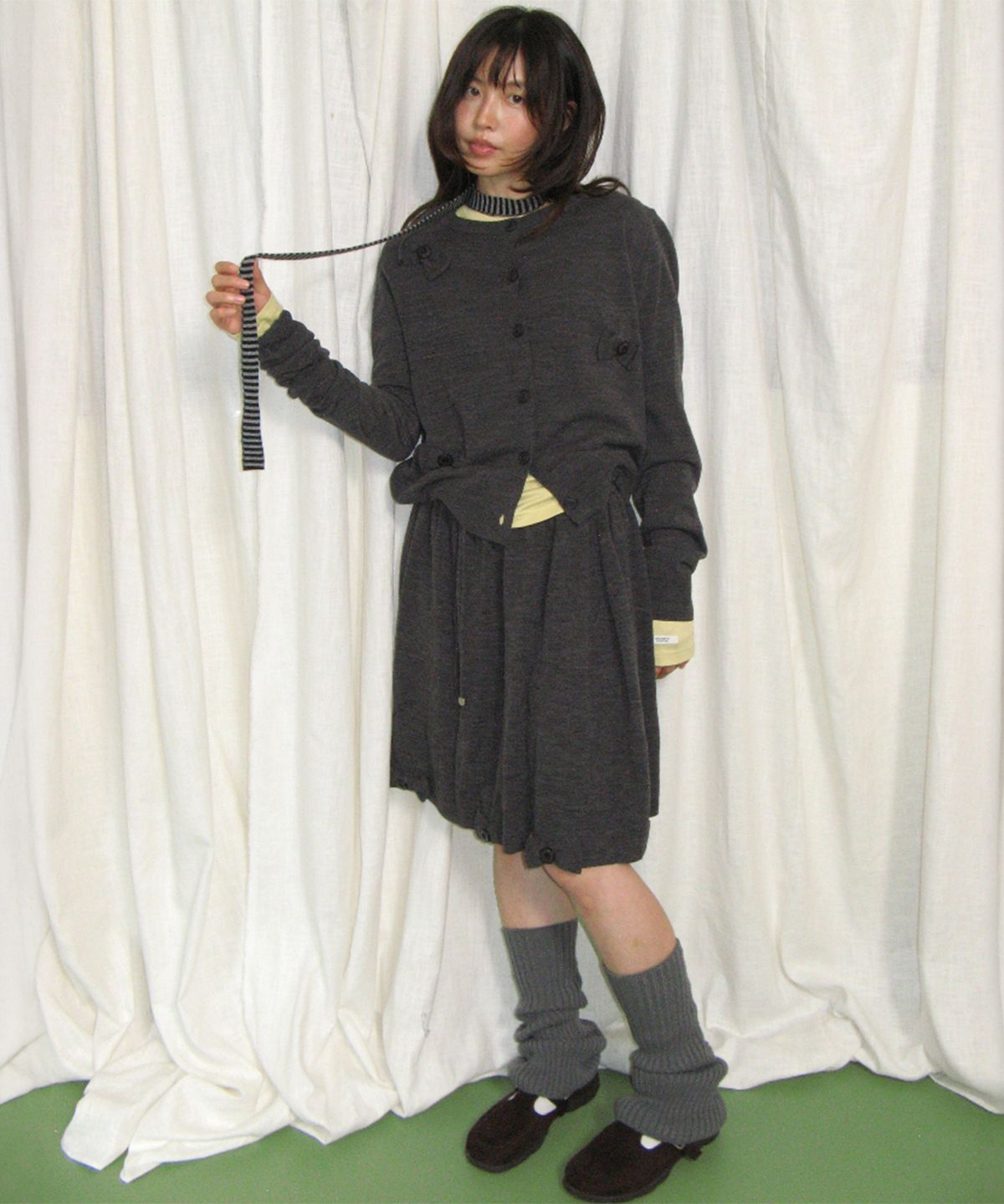 론론(RONRON) BUTTON RIBBON KNIT SKIRT CHARCOAL