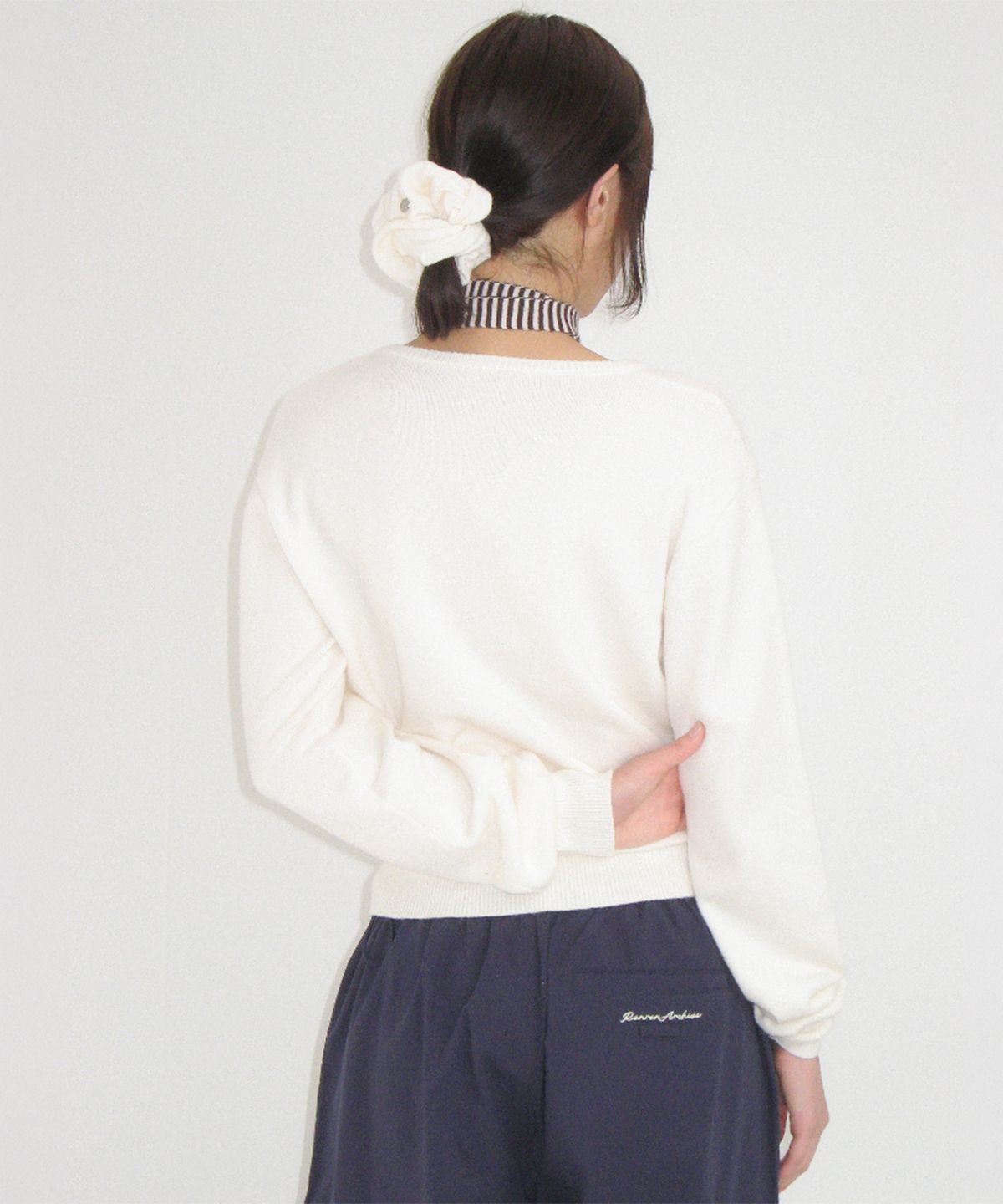 론론(RONRON) SCRUNCHIE SET LETTERING V NECK KNIT IVORY