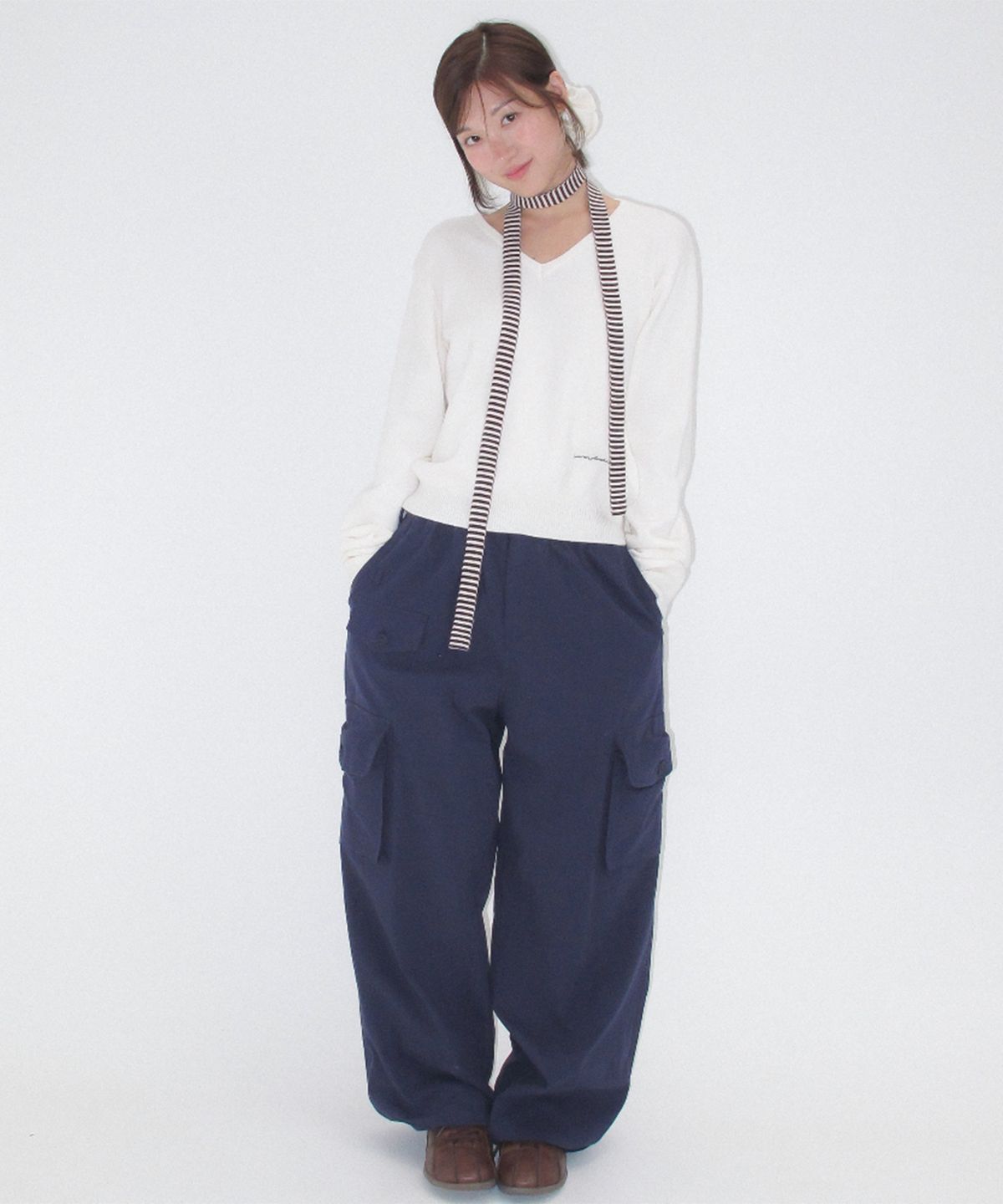 론론(RONRON) SCRUNCHIE SET LETTERING V NECK KNIT IVORY