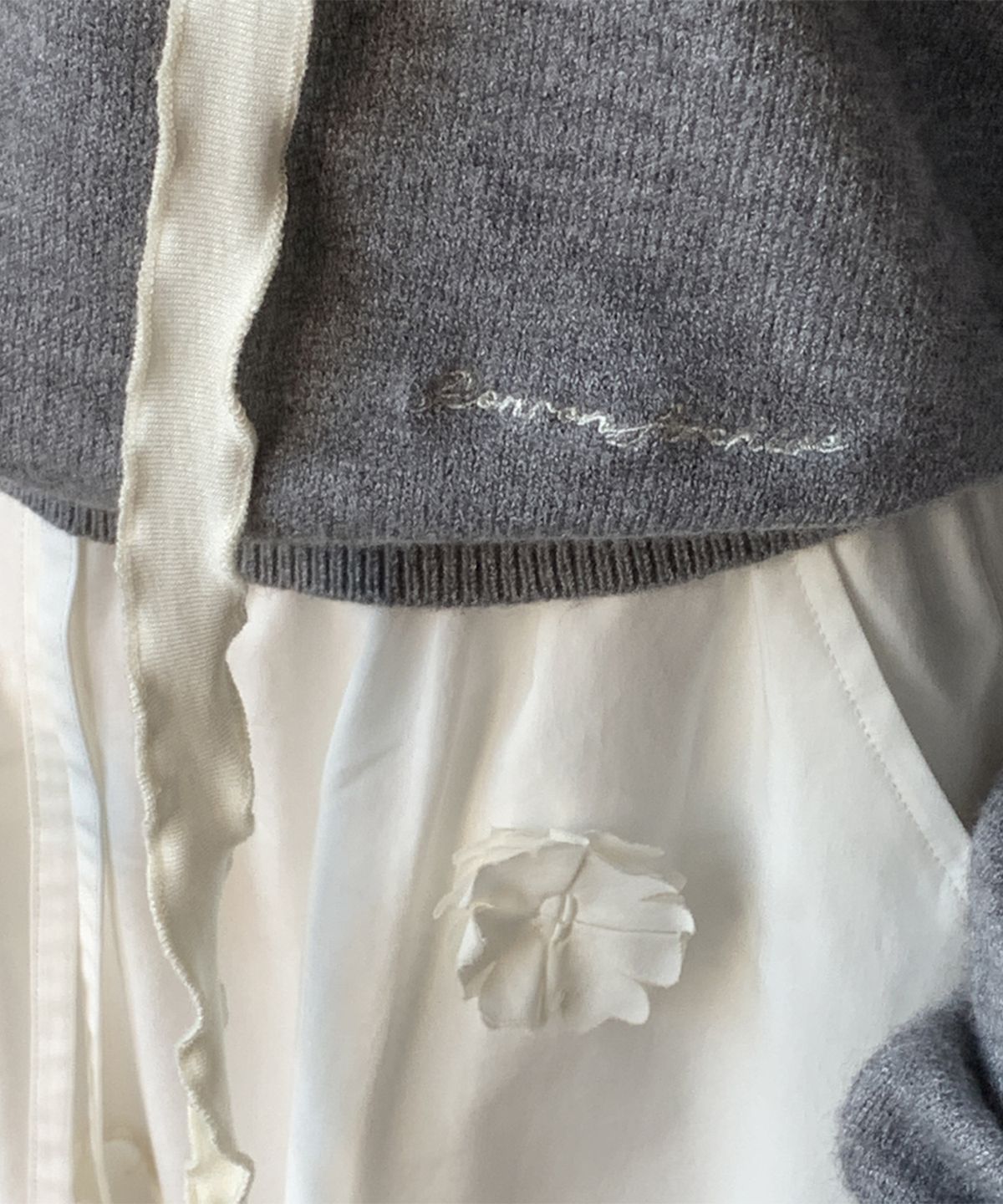 론론(RONRON) SCRUNCHIE SET LETTERING V NECK KNIT GREY