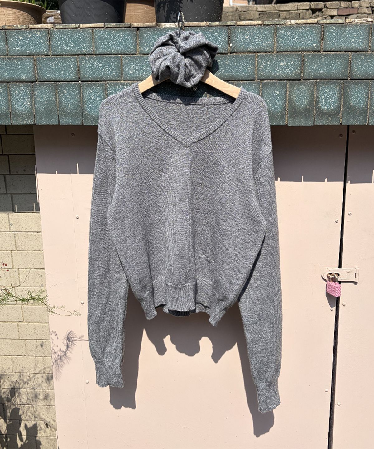 론론(RONRON) SCRUNCHIE SET LETTERING V NECK KNIT GREY