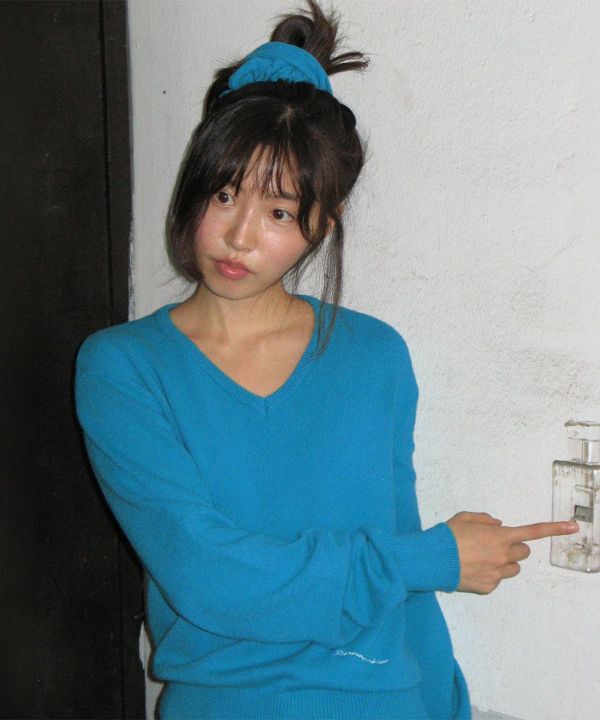론론(RONRON) SCRUNCHIE SET LETTERING V NECK KNIT BLUE