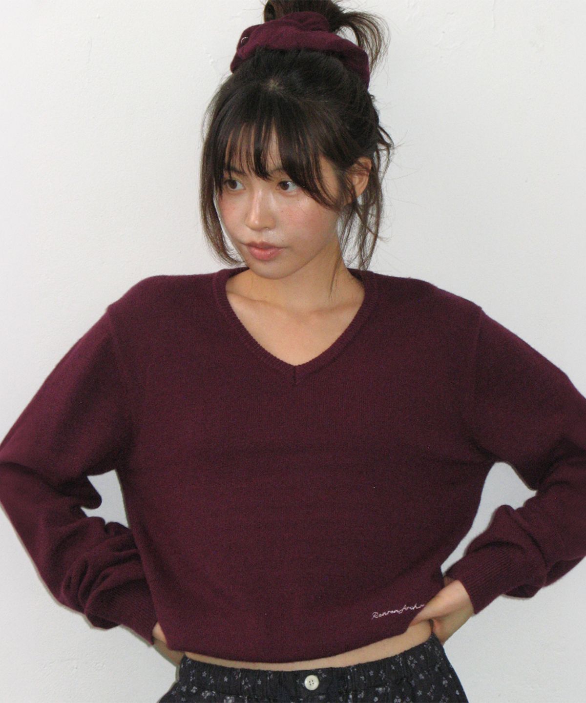 론론(RONRON) SCRUNCHIE SET LETTERING V NECK KNIT PURPLE