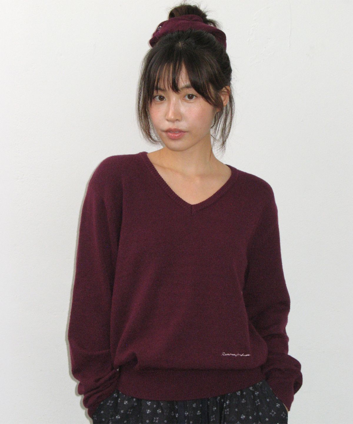 론론(RONRON) SCRUNCHIE SET LETTERING V NECK KNIT PURPLE