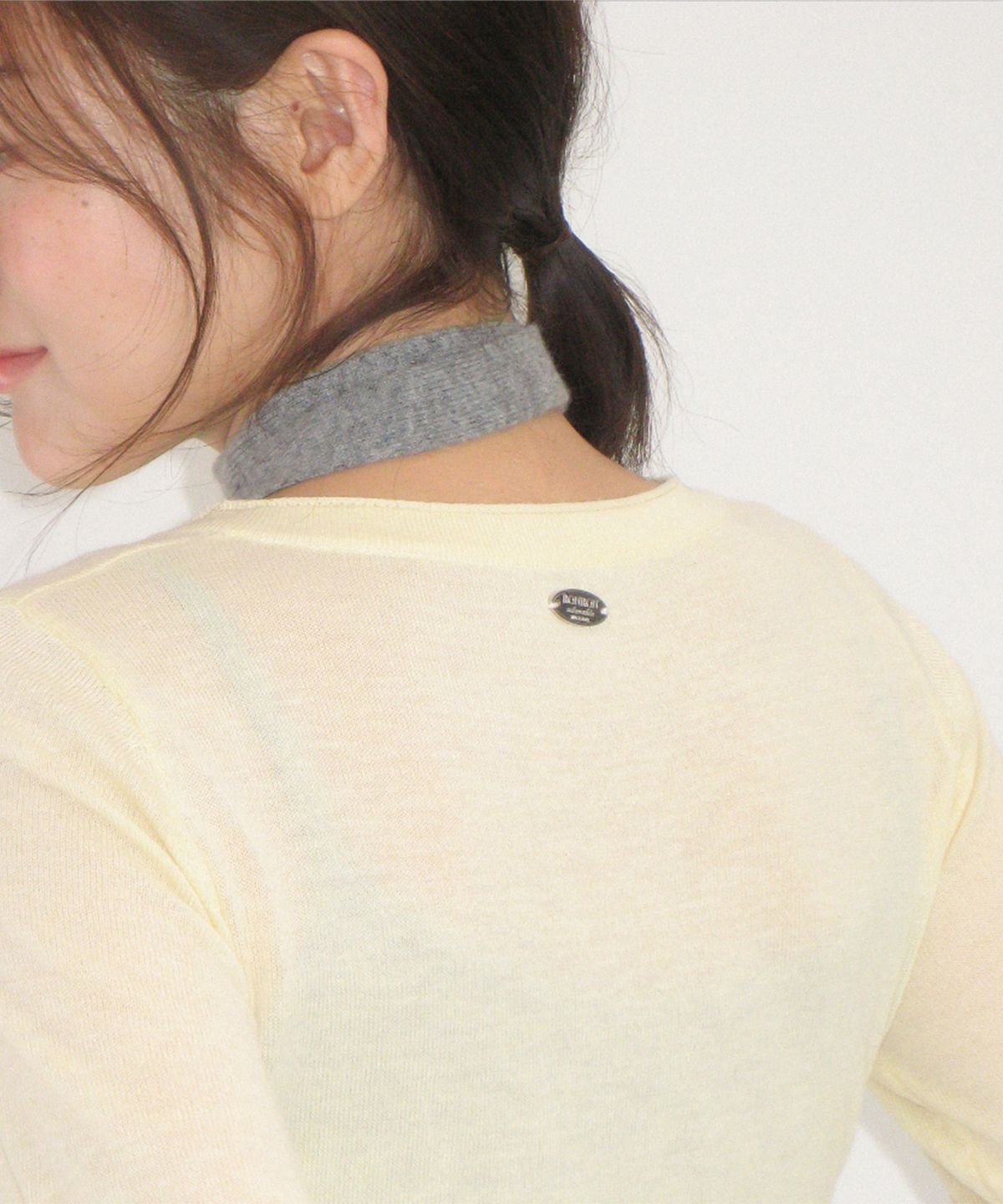 론론(RONRON) SHEER HENLEY NECK KNIT BUTTER