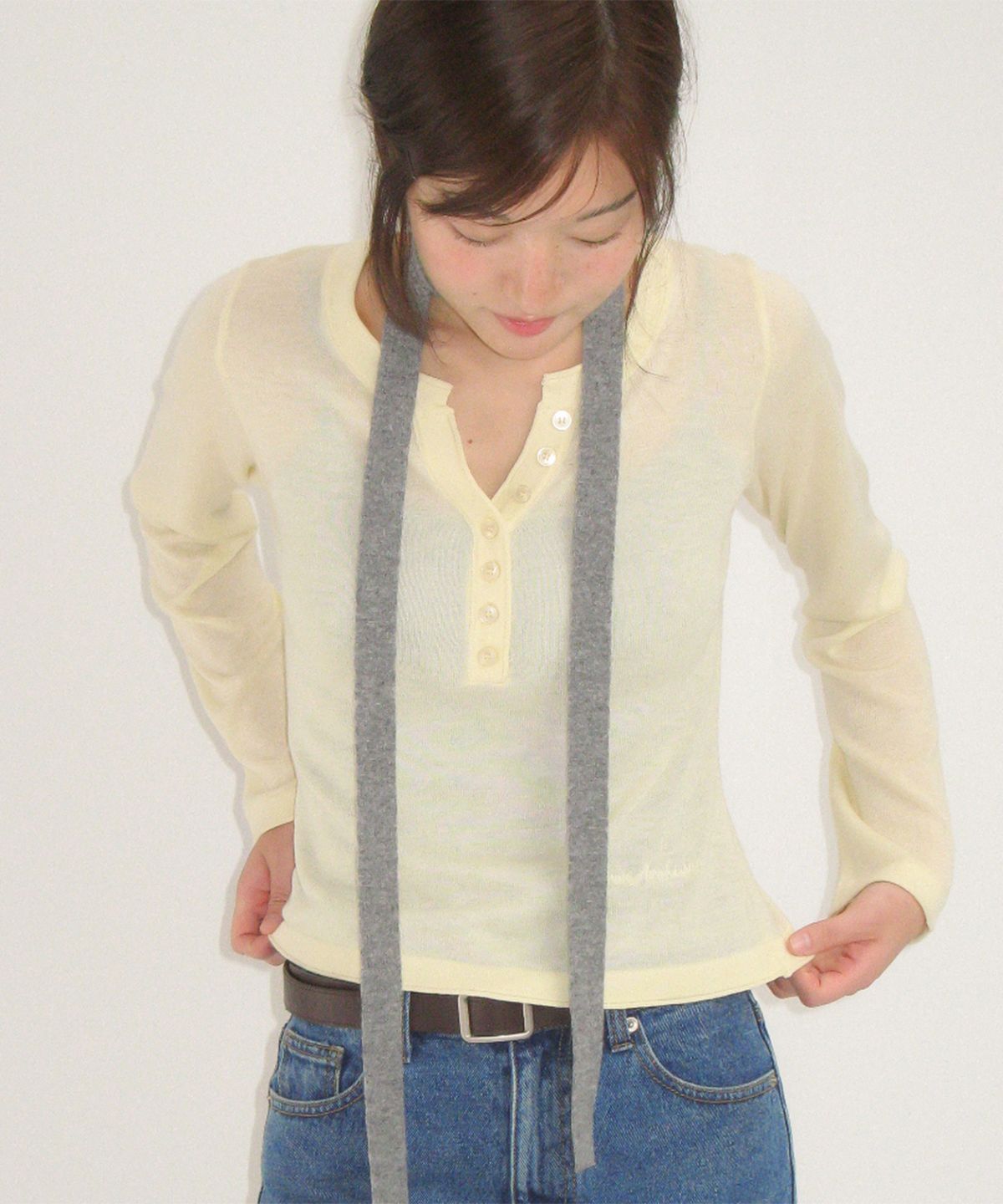 론론(RONRON) SHEER HENLEY NECK KNIT BUTTER