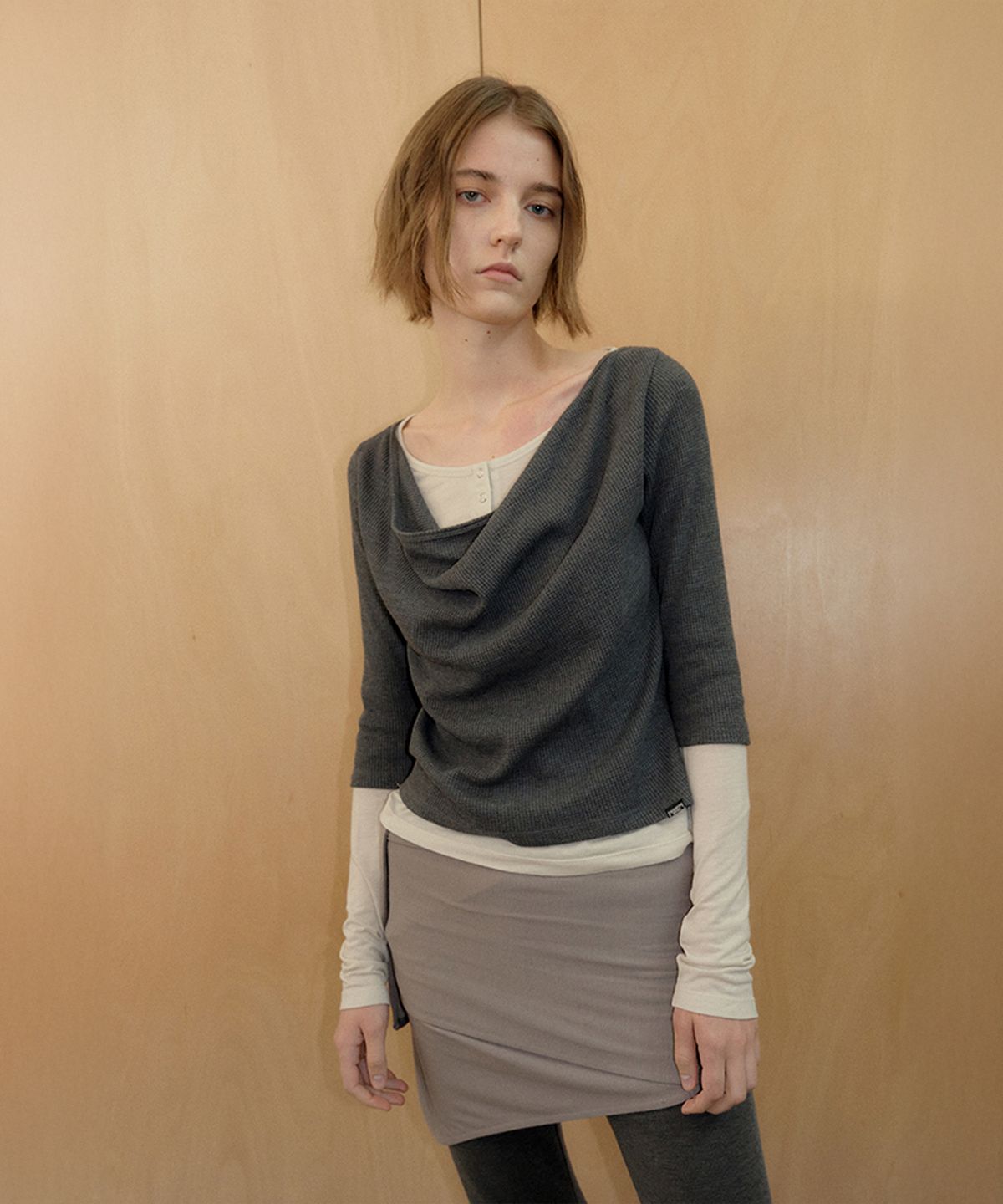시메트릭 퍼센트(SYMMETRICPERCENT) Cowl Neck Layered TS / Dark Grey