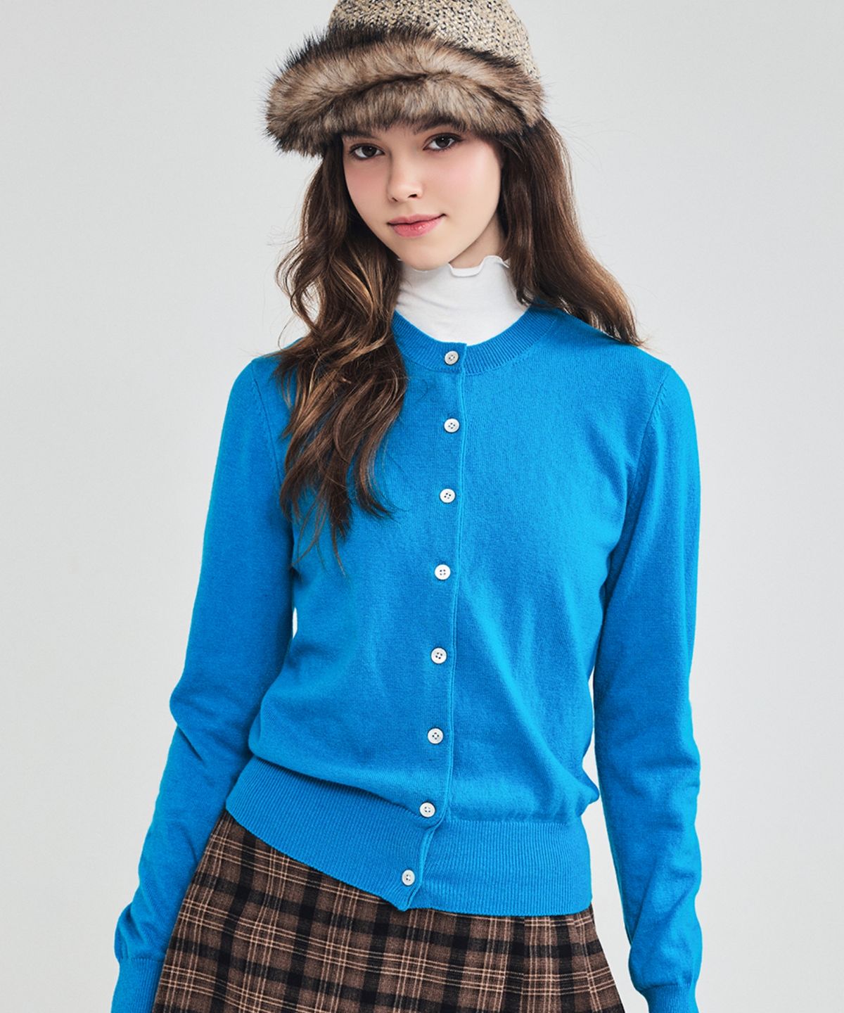로드로아르(LORDLOAR) 에센셜 라운드넥 가디건 BLUE
