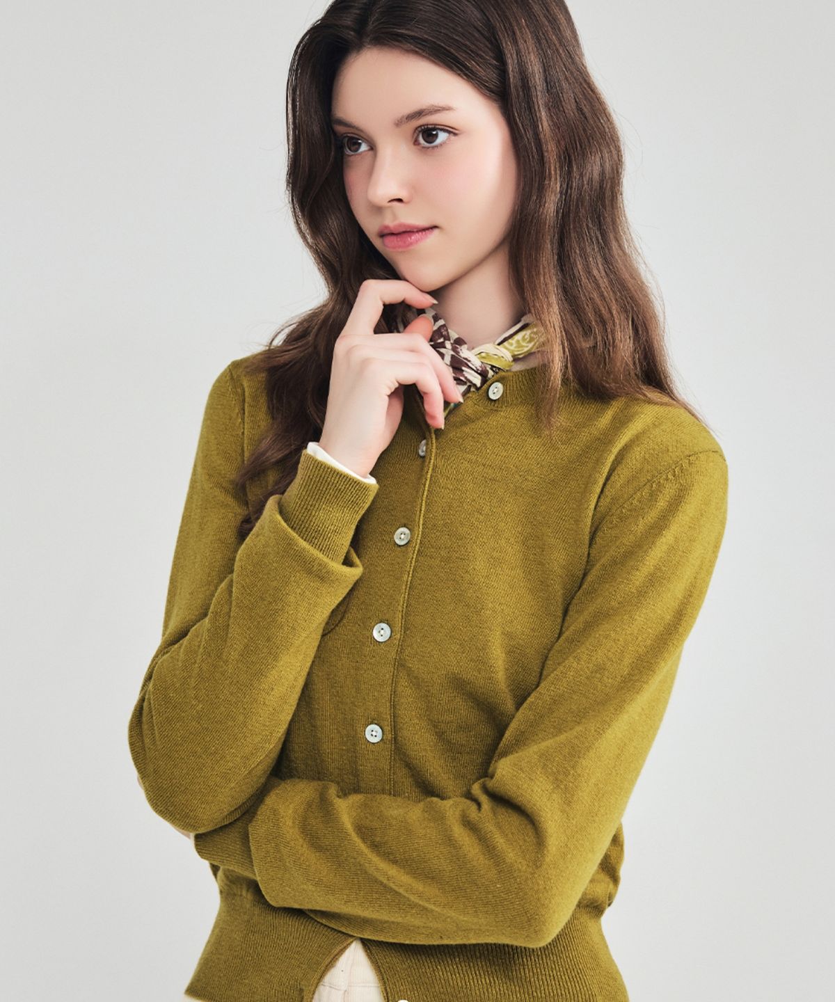 로드로아르(LORDLOAR) 에센셜 라운드넥 가디건 OLIVE