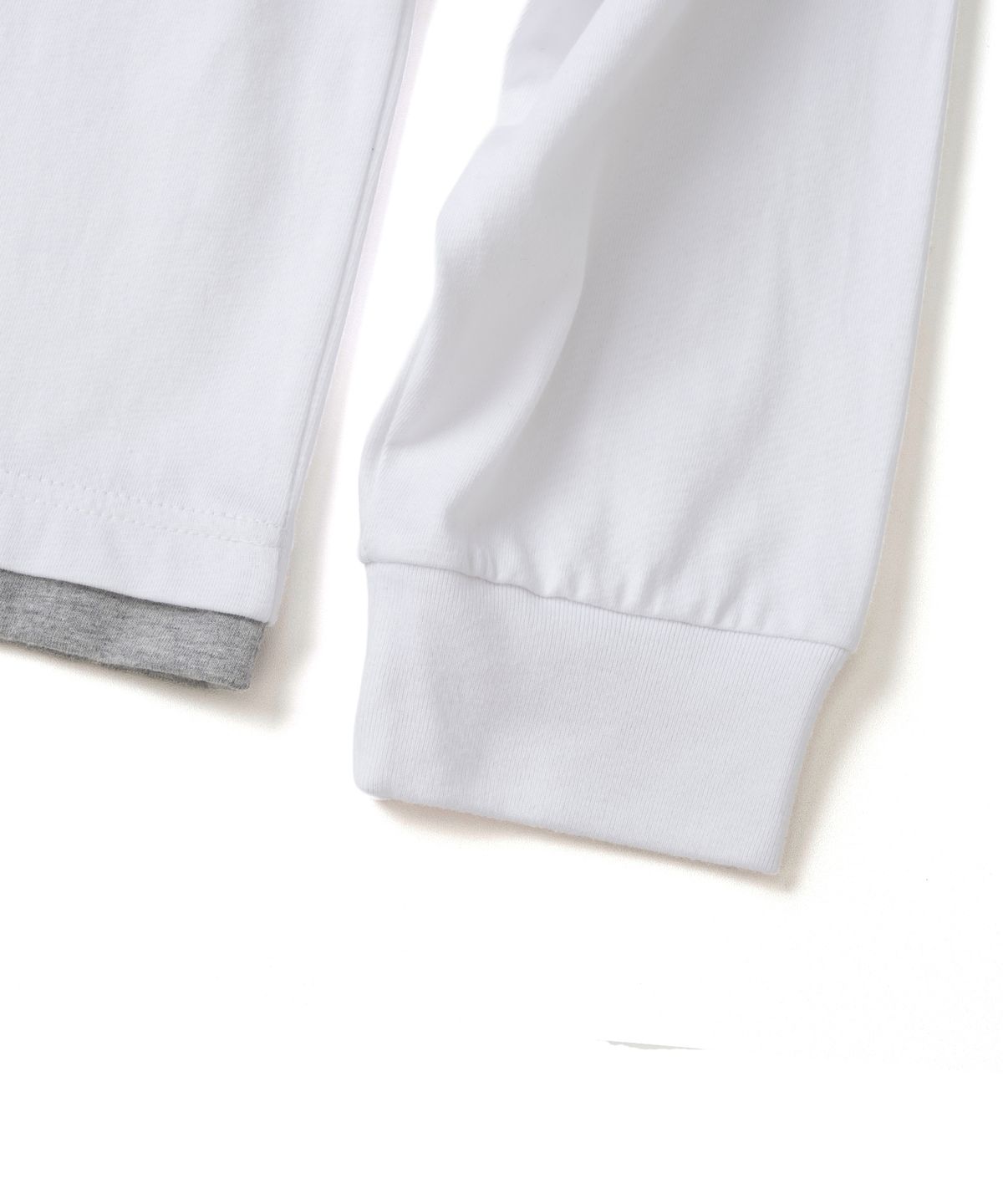 니티드(KNITTED) 레이어드 롱슬리브 자수 티셔츠 WHITE/GREY