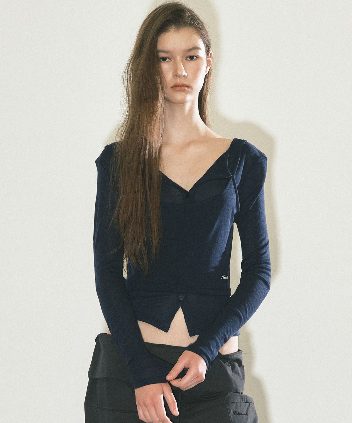 닉앤니콜(NICK&NICOLE) HENLEY NECK LAYERED SLEEVE TOP_NAVY