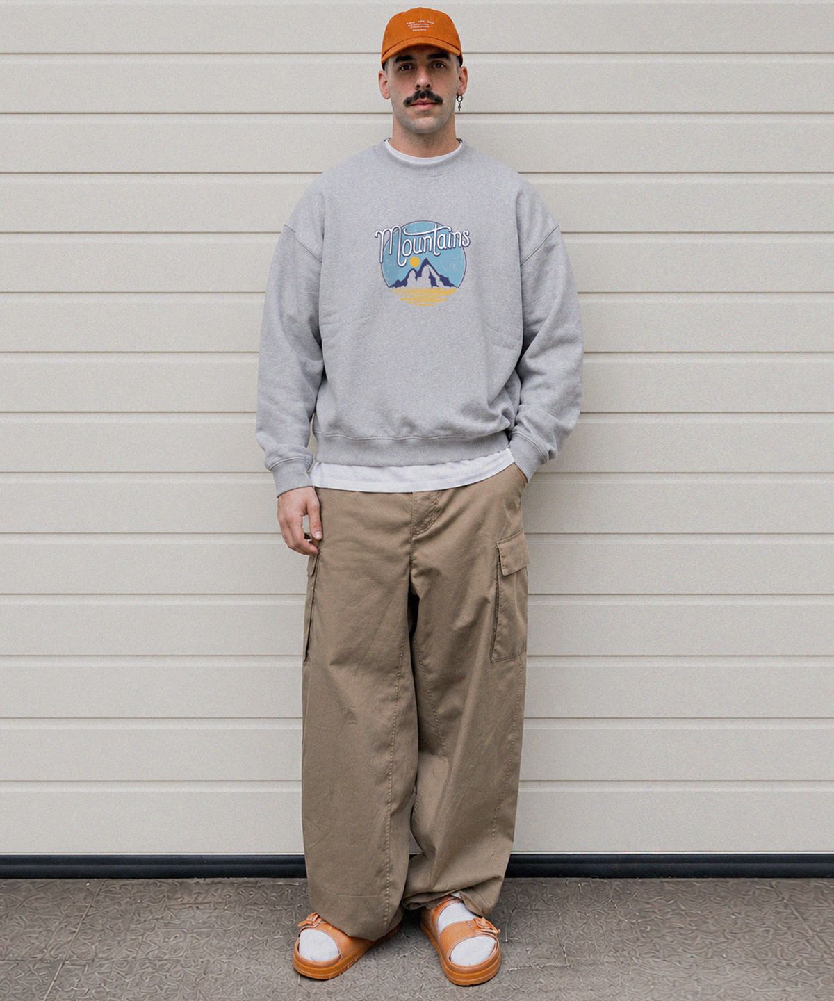 엠블룩(AMBLELOOK) 레귤러 스웨트셔츠 마운틴스 (3color)