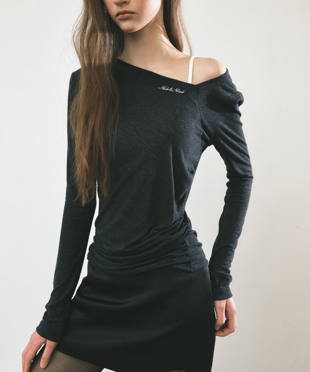닉앤니콜(NICK&NICOLE) ASYMMETRY DRAPE SHIRRING TOP_BLACK