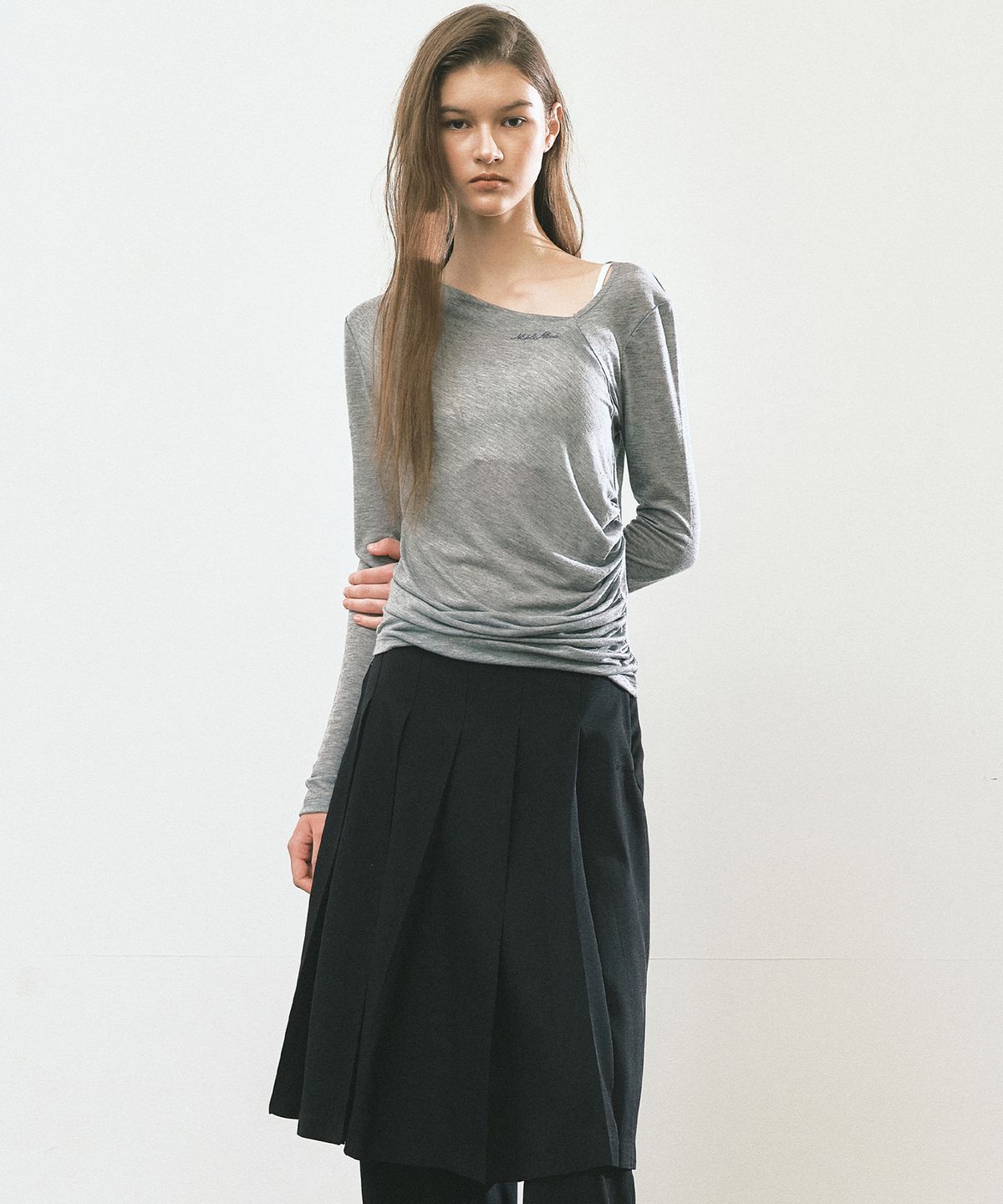 닉앤니콜(NICK&NICOLE) ASYMMETRY DRAPE SHIRRING TOP_CHARCOAL