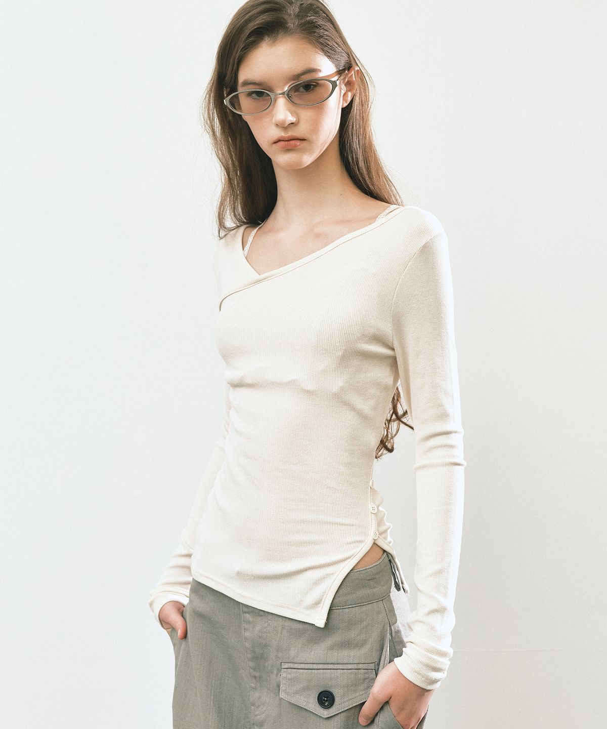 닉앤니콜(NICK&NICOLE) SIDE SLIT BUTTON RIBBED TOP_LIGHT BEIGE