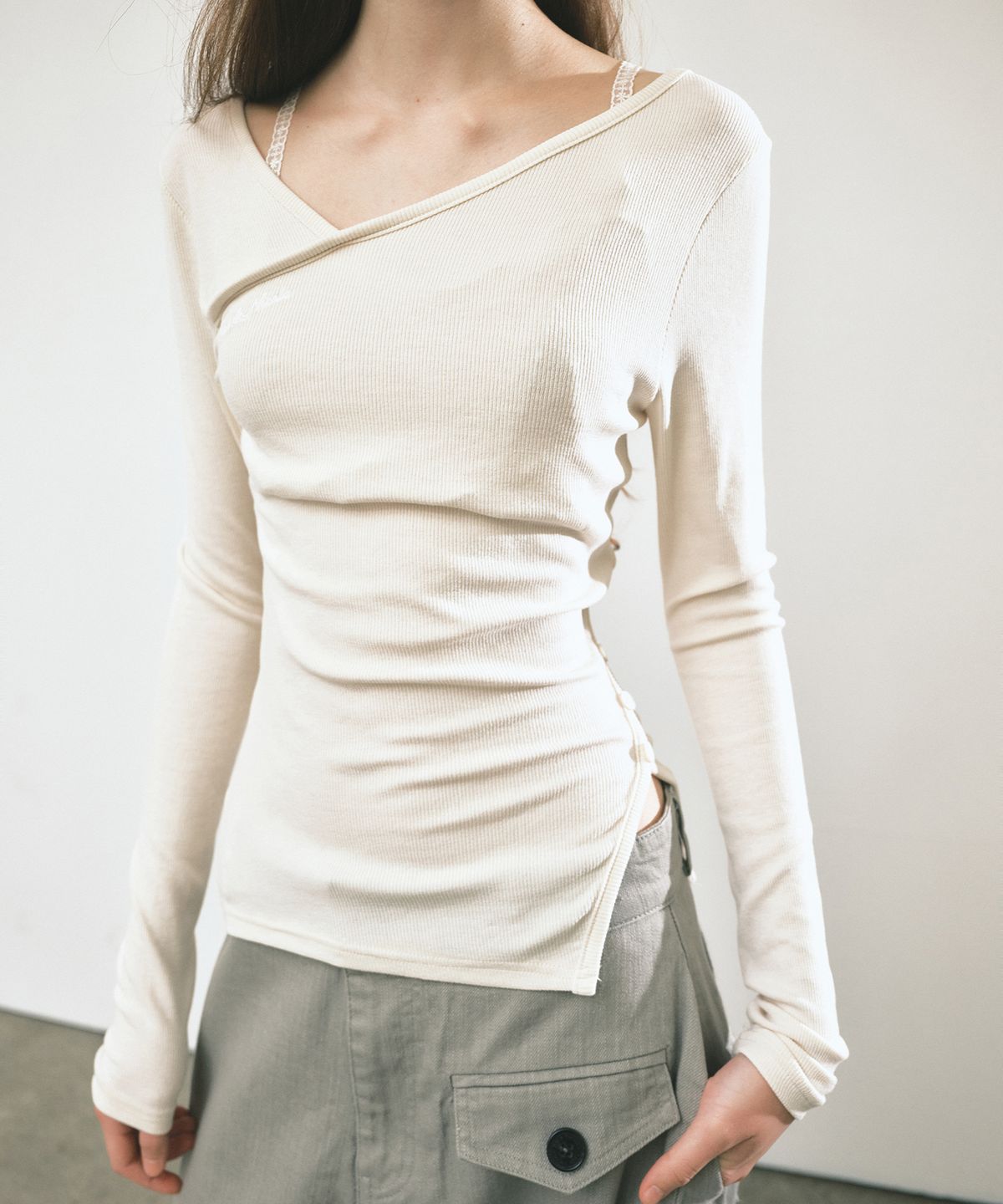 닉앤니콜(NICK&NICOLE) SIDE SLIT BUTTON RIBBED TOP_LIGHT BEIGE