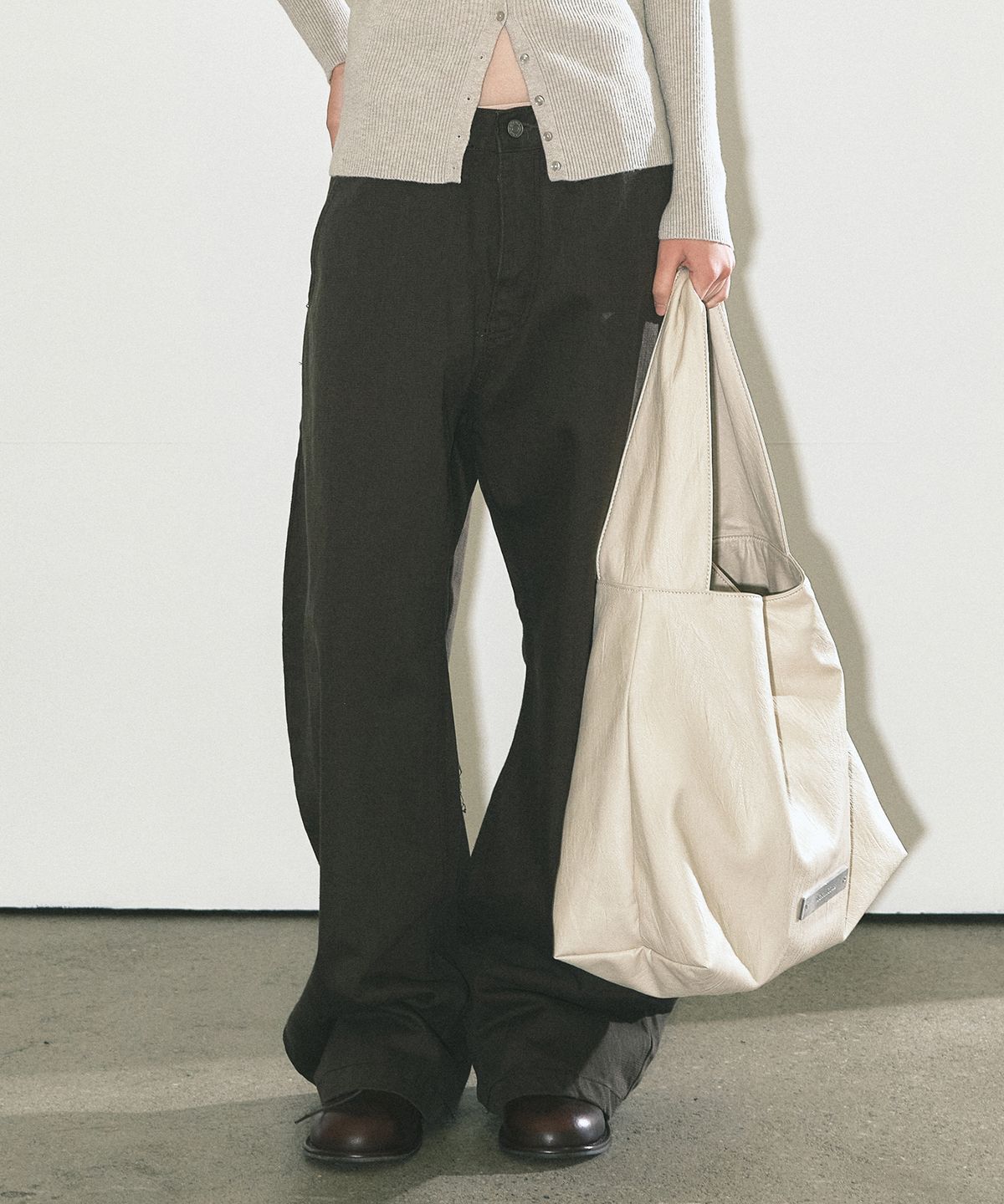 닉앤니콜(NICK&NICOLE) RIVET CURVED WIDE PANTS_KHAKI