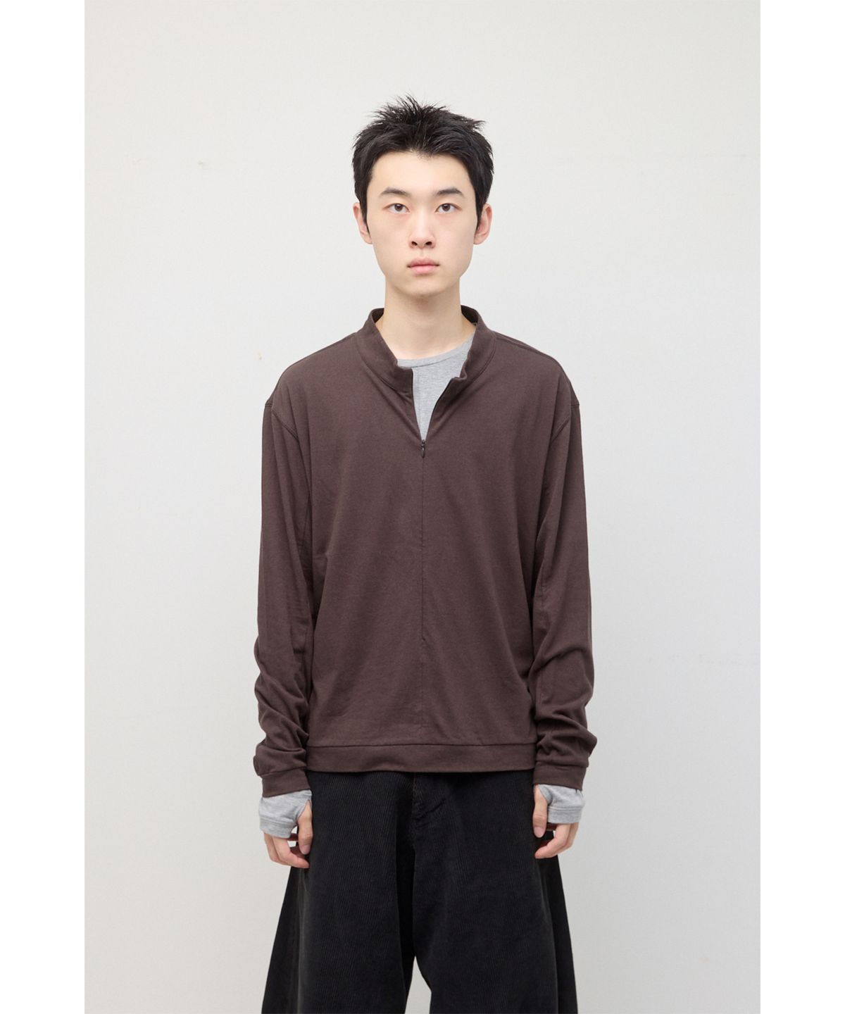 해칭룸(HATCHINGROOM) Invisible Half Zip Tee Brown