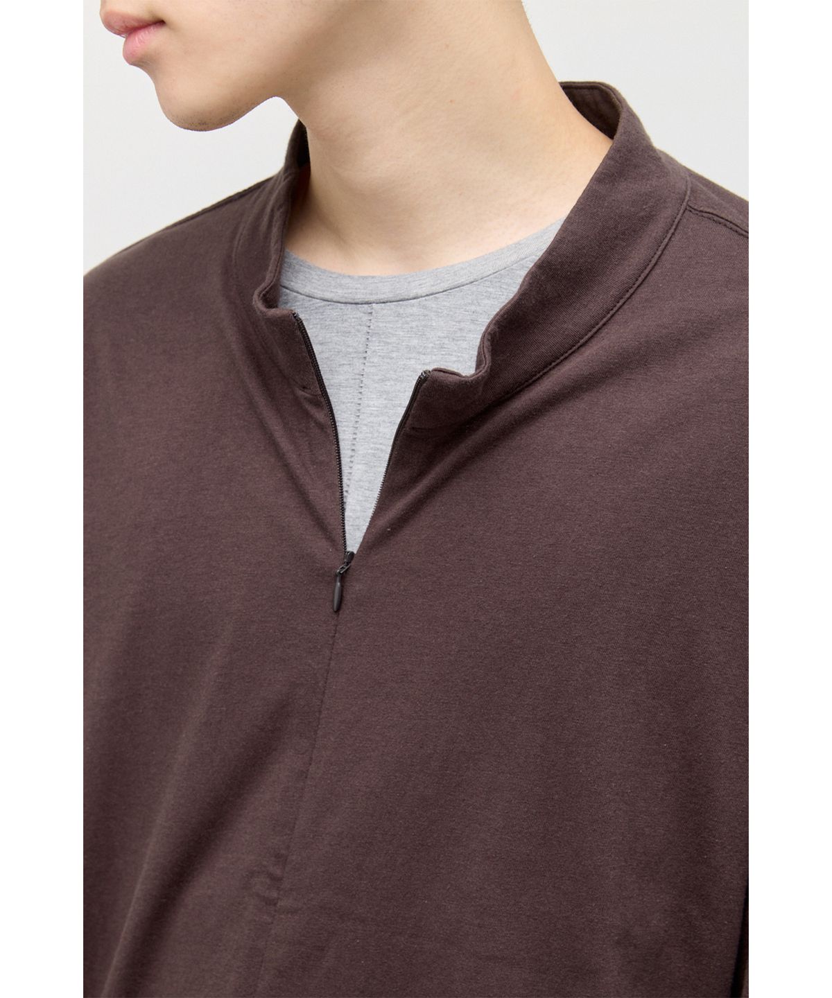 해칭룸(HATCHINGROOM) Invisible Half Zip Tee Brown