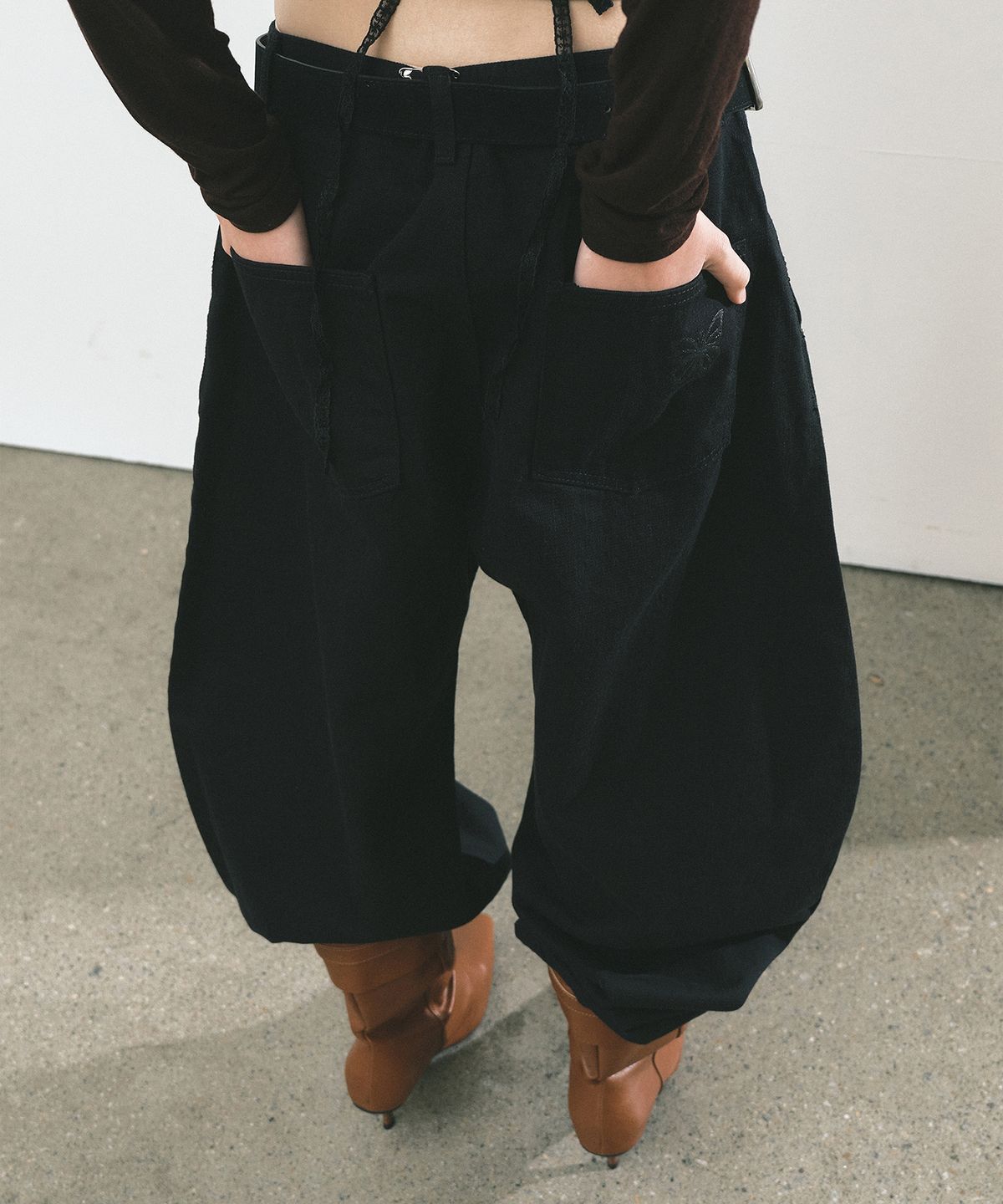 닉앤니콜(NICK&NICOLE) RIVET CURVED WIDE PANTS_BLACK