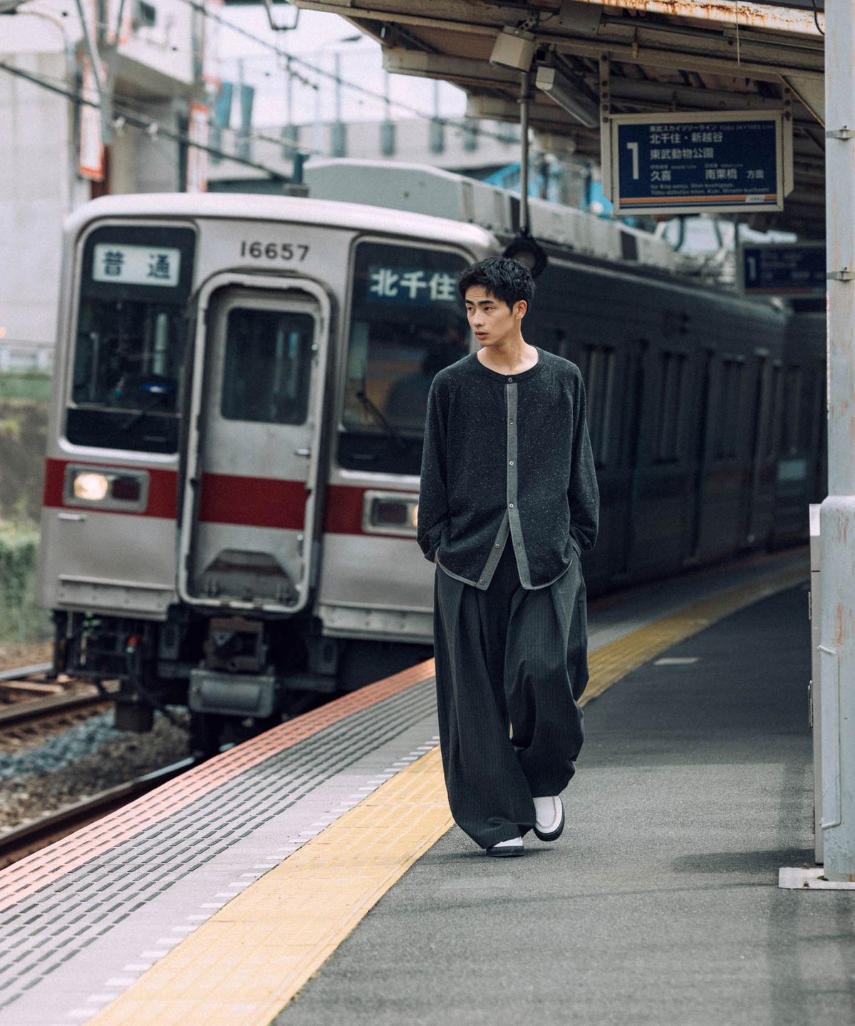 앵글런(ANGLAN) Nep Yarn Raglan Cardigan - Charcoal