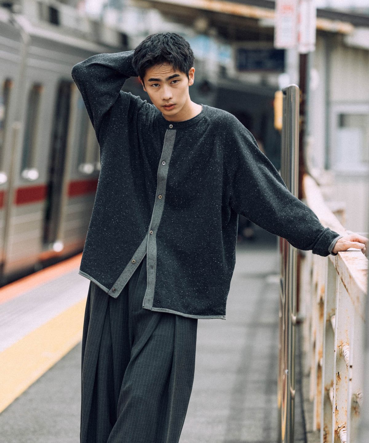 앵글런(ANGLAN) Nep Yarn Raglan Cardigan - Charcoal