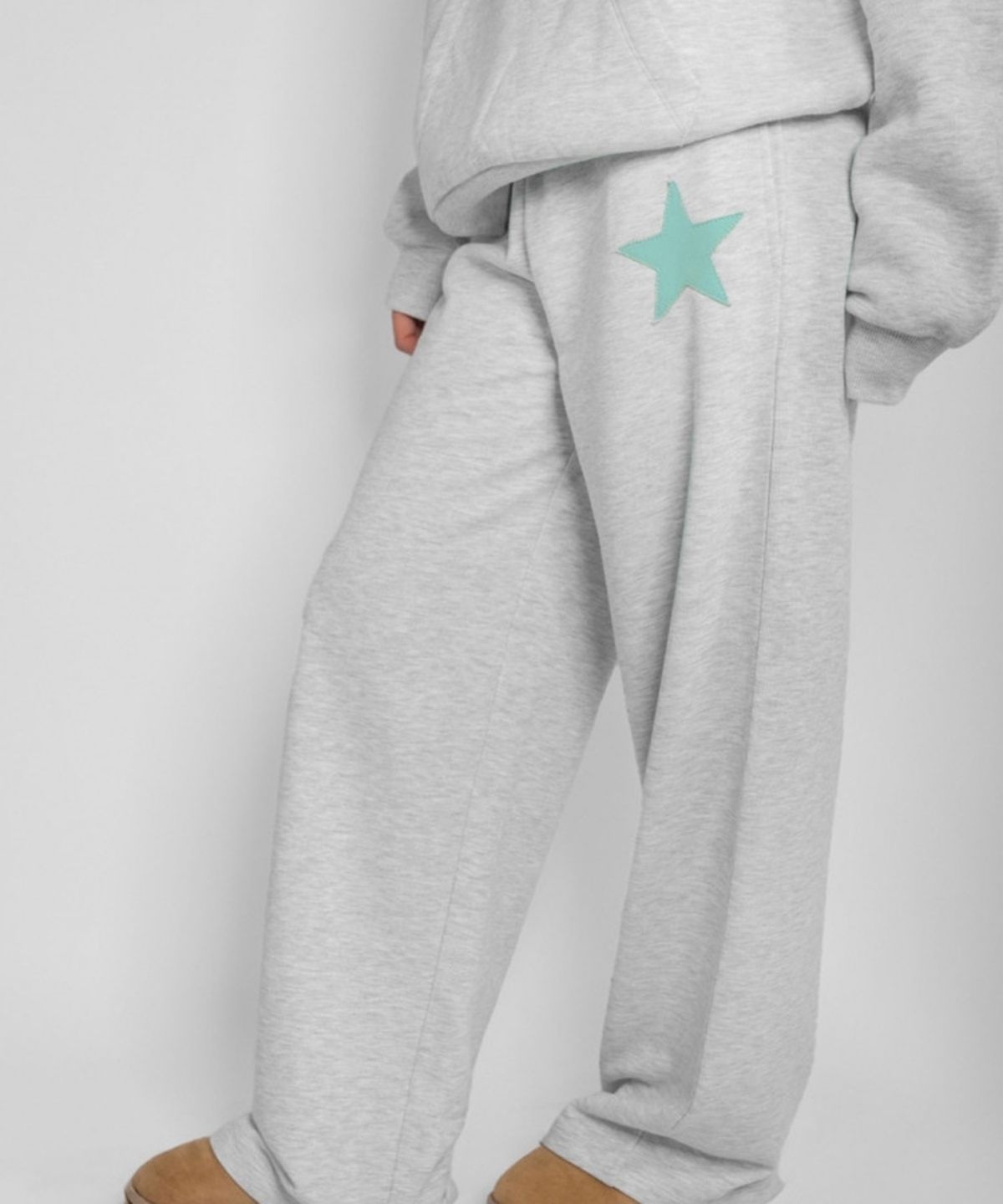 섭듀드(SUBDUED) Wide-leg Sweatpants with Star Patch (GREY AQUAMARINE)