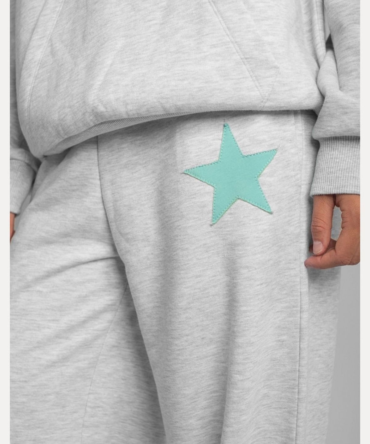 섭듀드(SUBDUED) Wide-leg Sweatpants with Star Patch (GREY AQUAMARINE)
