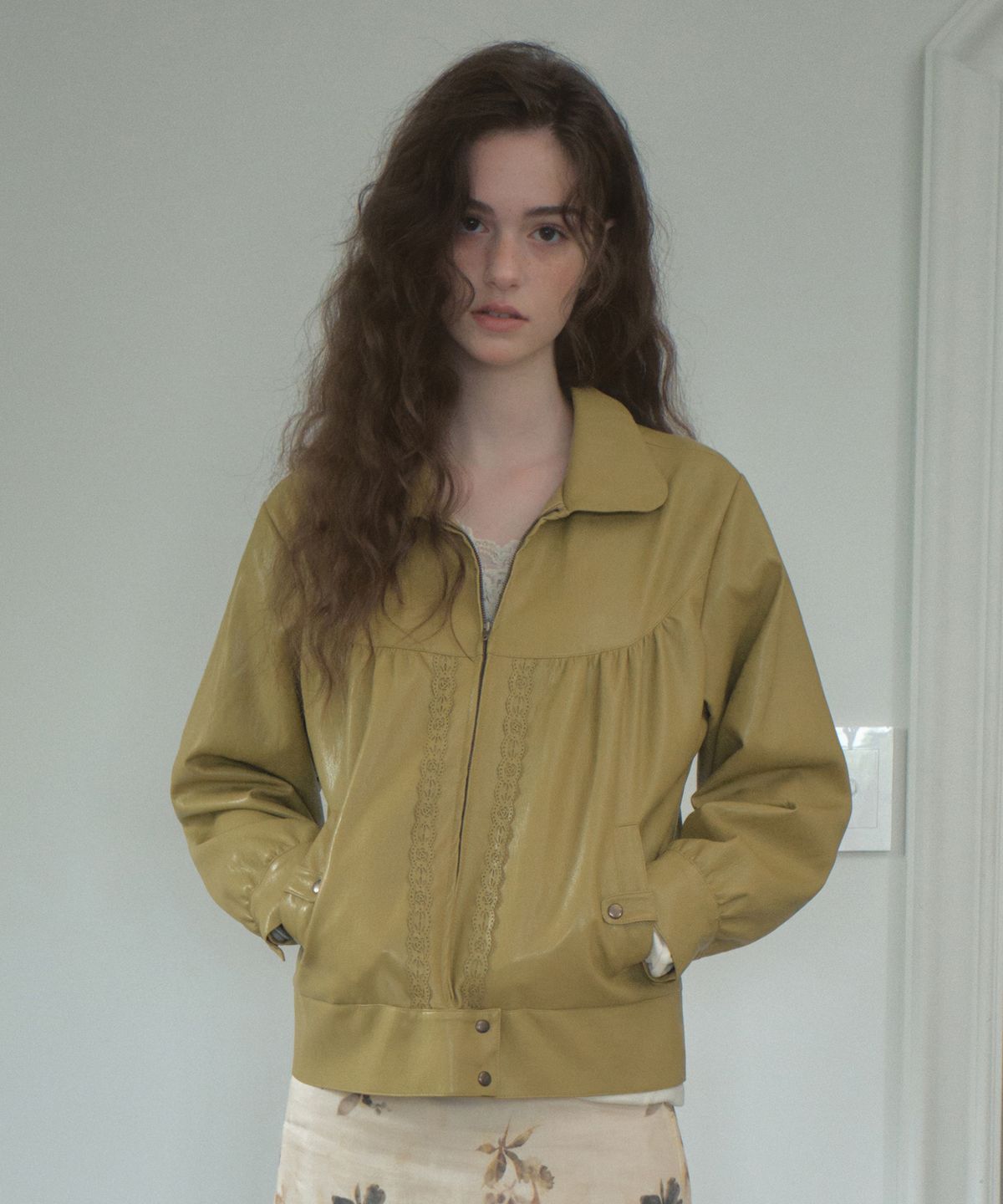 아우어노스텔지아(OURNOSTALGIA) Annette Shirring Leather Jacket_Olive(OB6OT06)