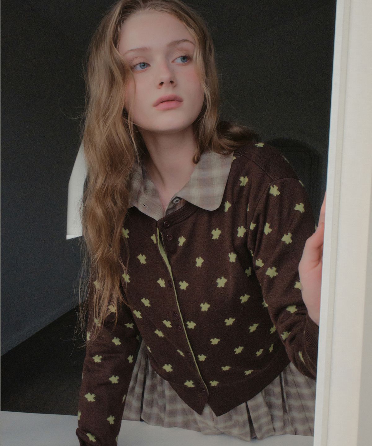 아우어노스텔지아(OURNOSTALGIA) Flurry Dot Cardigan_Brown(OCB6KN15)