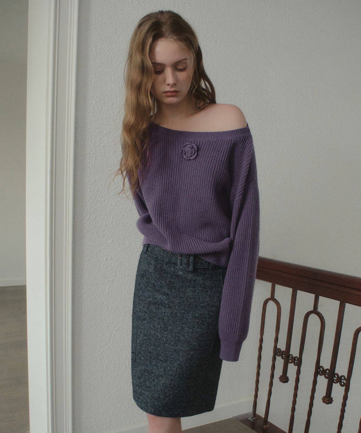 아우어노스텔지아(OURNOSTALGIA) Rosette Off-Shoulder Knit_Grape Plum(OCB6KN03)