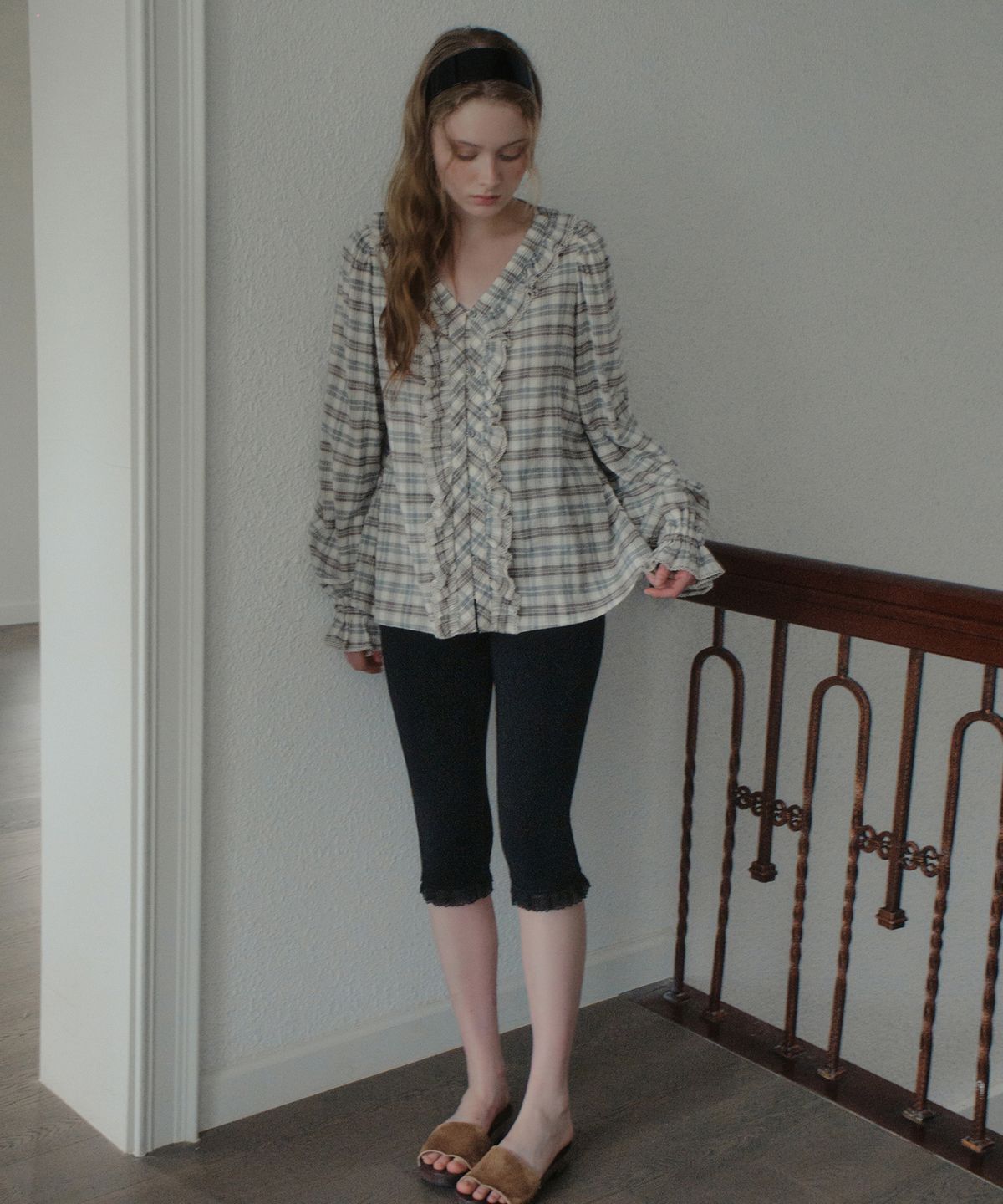 아우어노스텔지아(OURNOSTALGIA) Vintage Check Ruffle Blouse_Ash Gray(OB6BL15)
