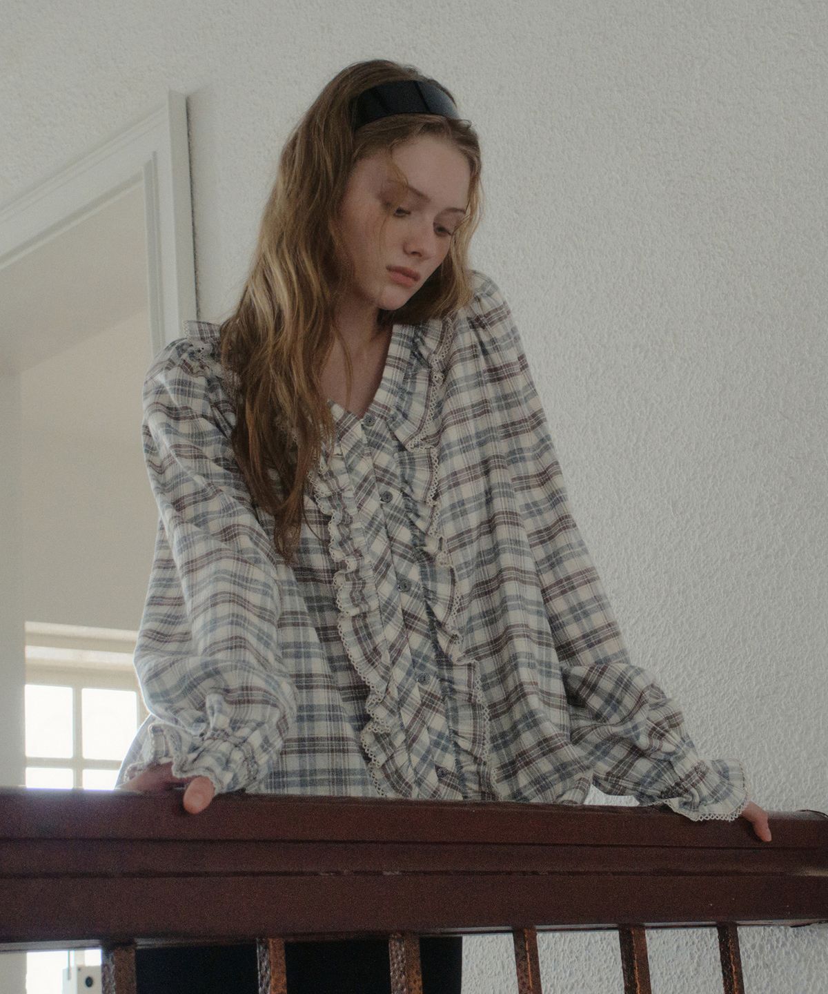 아우어노스텔지아(OURNOSTALGIA) Vintage Check Ruffle Blouse_Ash Gray(OB6BL15)