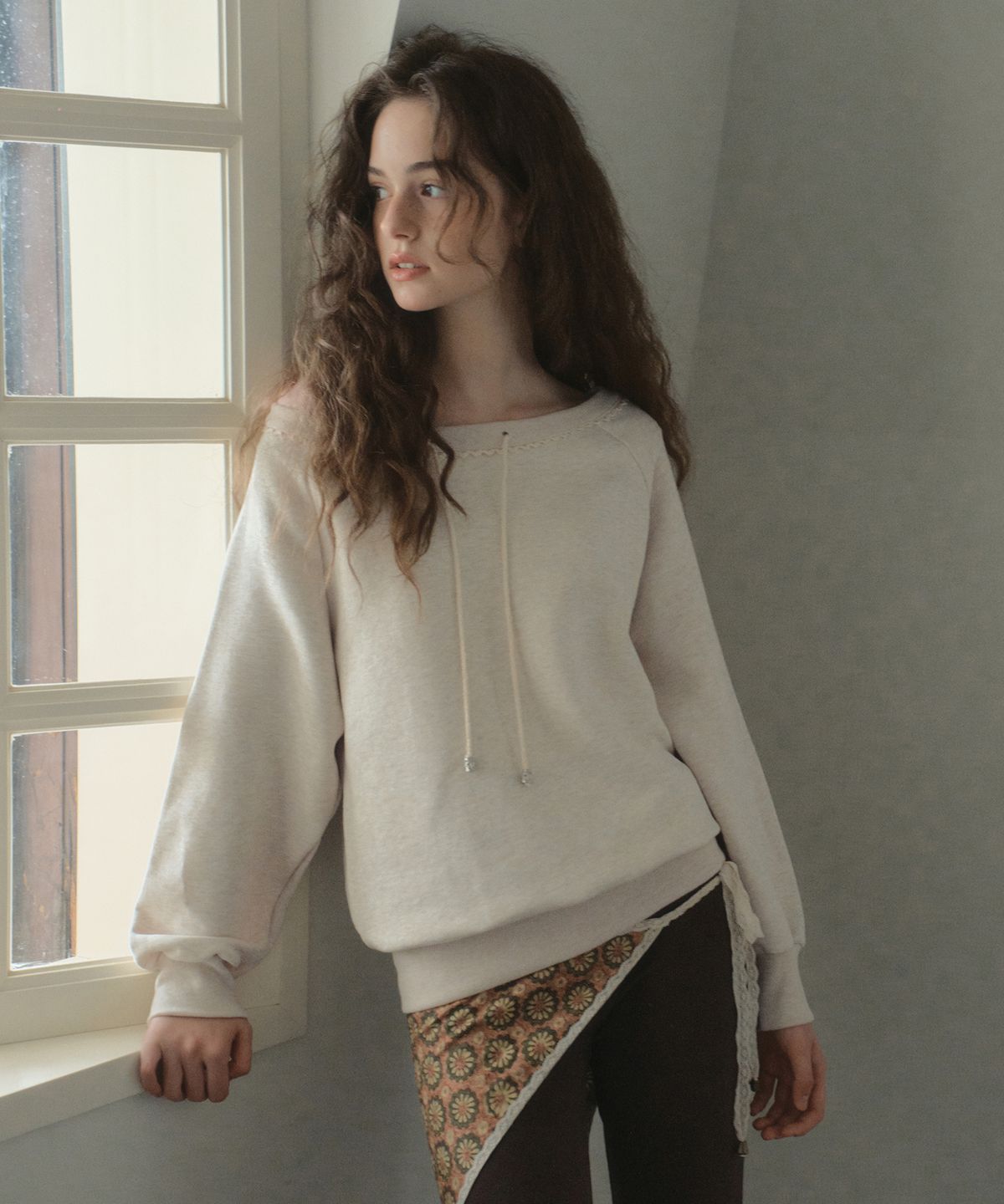 아우어노스텔지아(OURNOSTALGIA) Lace Off-Shoulder Sweatshirt_Oatmeal(OB6TP16)