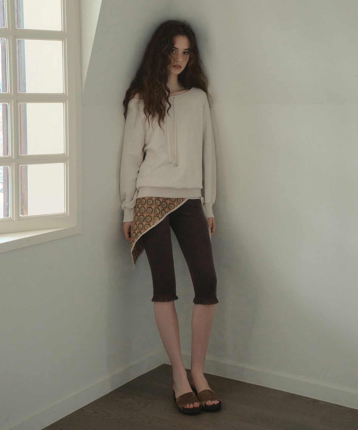 아우어노스텔지아(OURNOSTALGIA) Lace Off-Shoulder Sweatshirt_Oatmeal(OB6TP16)