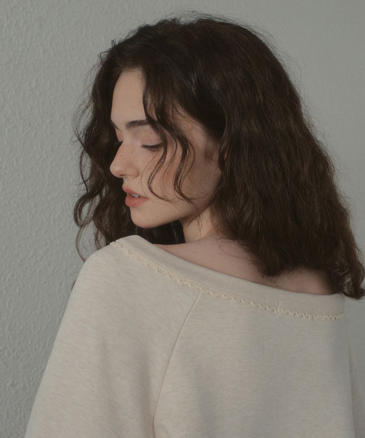 아우어노스텔지아(OURNOSTALGIA) Lace Off-Shoulder Sweatshirt_Oatmeal(OB6TP16)