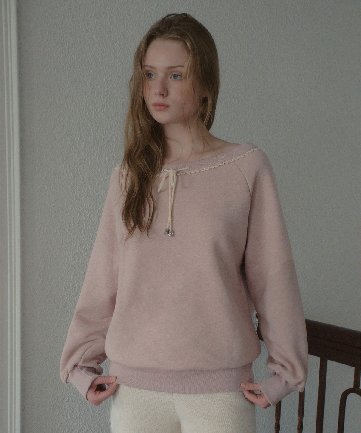 아우어노스텔지아(OURNOSTALGIA) Lace Off-Shoulder Sweatshirt_Pink(OB6TP16)
