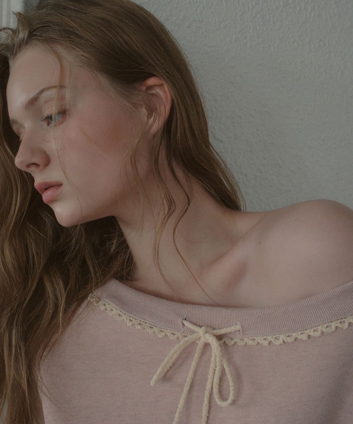 아우어노스텔지아(OURNOSTALGIA) Lace Off-Shoulder Sweatshirt_Pink(OB6TP16)