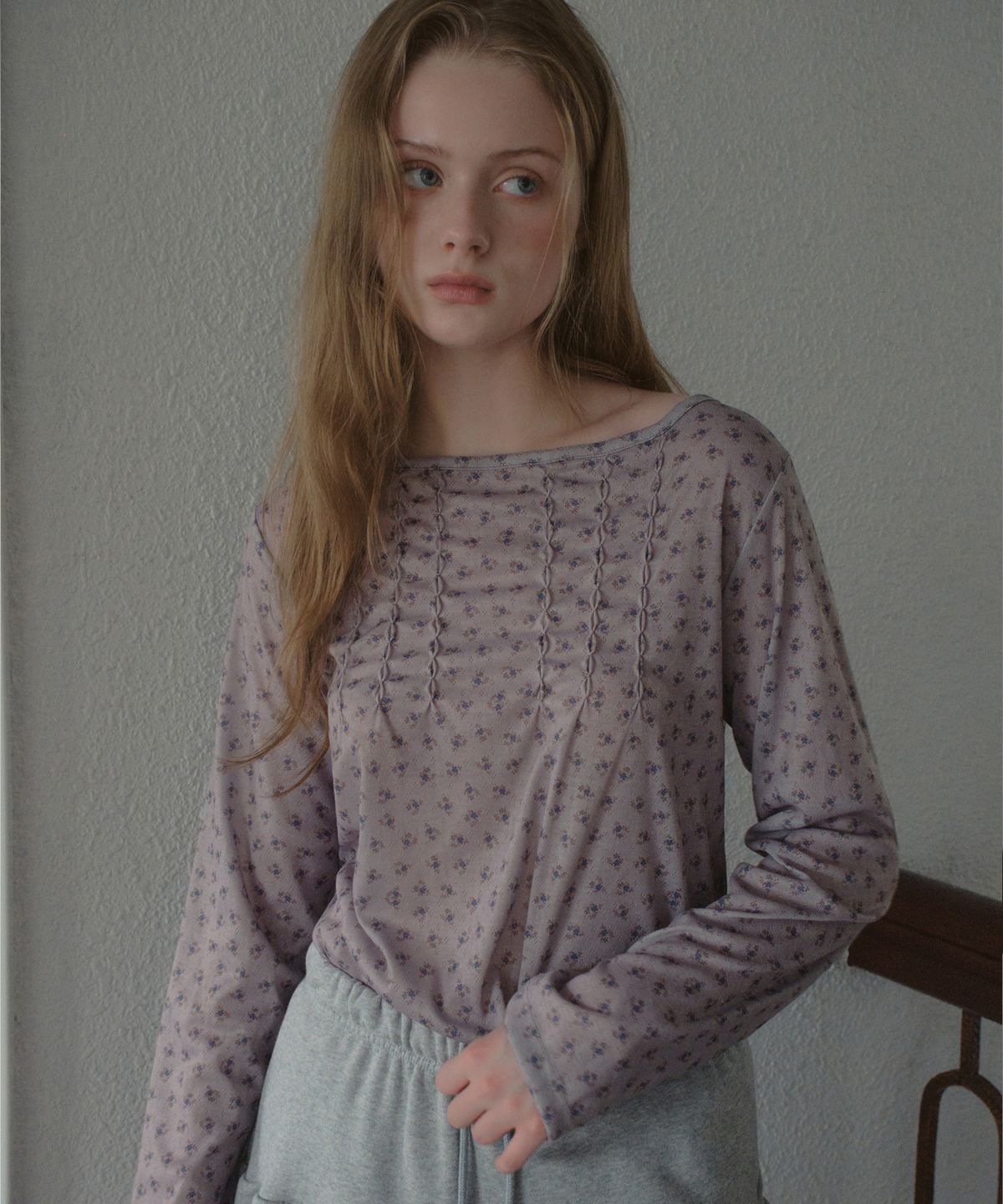 아우어노스텔지아(OURNOSTALGIA) Vine Flower Shirring T-shirt_Dusty Mauve(OB6TP18)
