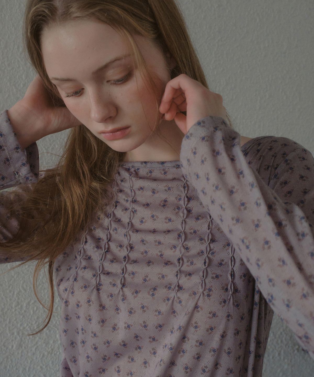 아우어노스텔지아(OURNOSTALGIA) Vine Flower Shirring T-shirt_Dusty Mauve(OB6TP18)