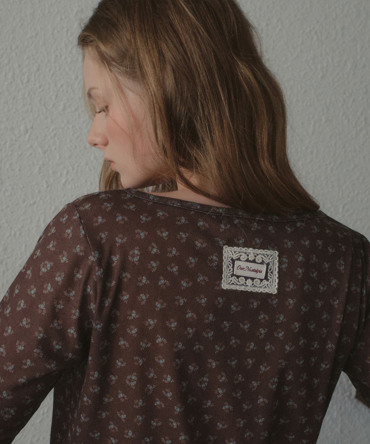 아우어노스텔지아(OURNOSTALGIA) Vine Flower Shirring T-shirt_Brown(OB6TP18)