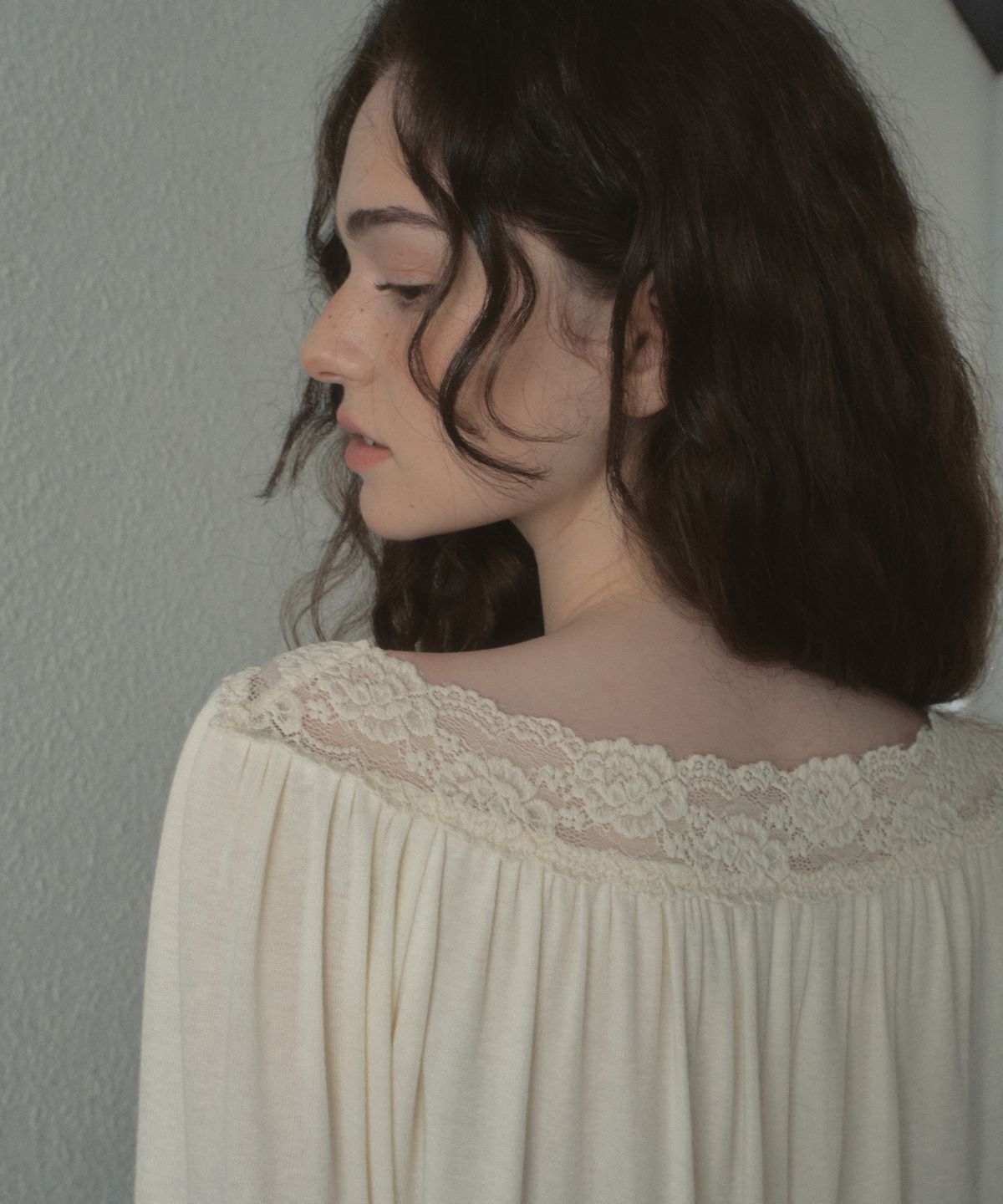아우어노스텔지아(OURNOSTALGIA) Jolie Lace V-Neck T-shirt_Ivory(OB6TP19)