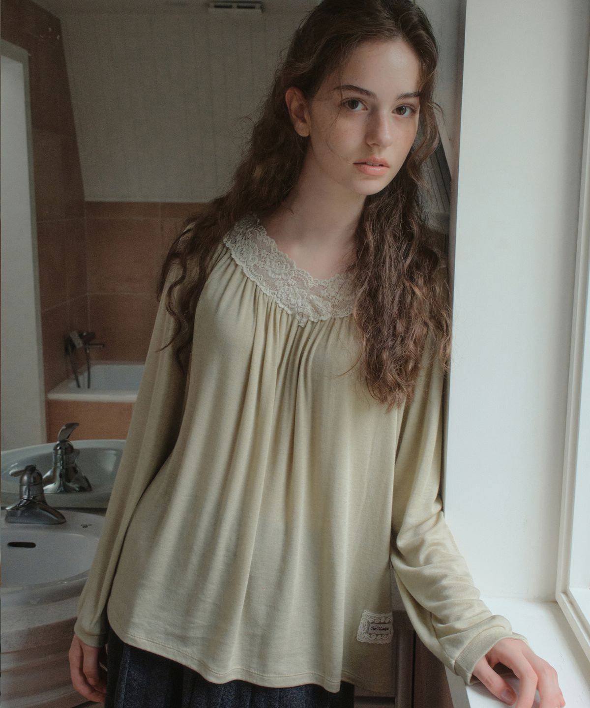 아우어노스텔지아(OURNOSTALGIA) Jolie Lace V-Neck T-shirt_Dusty Green(OB6TP19)