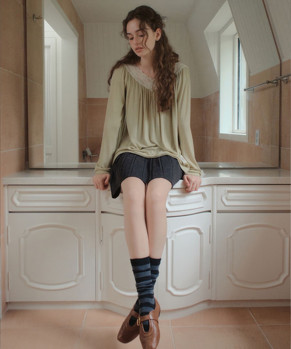 아우어노스텔지아(OURNOSTALGIA) Jolie Lace V-Neck T-shirt_Dusty Green(OB6TP19)